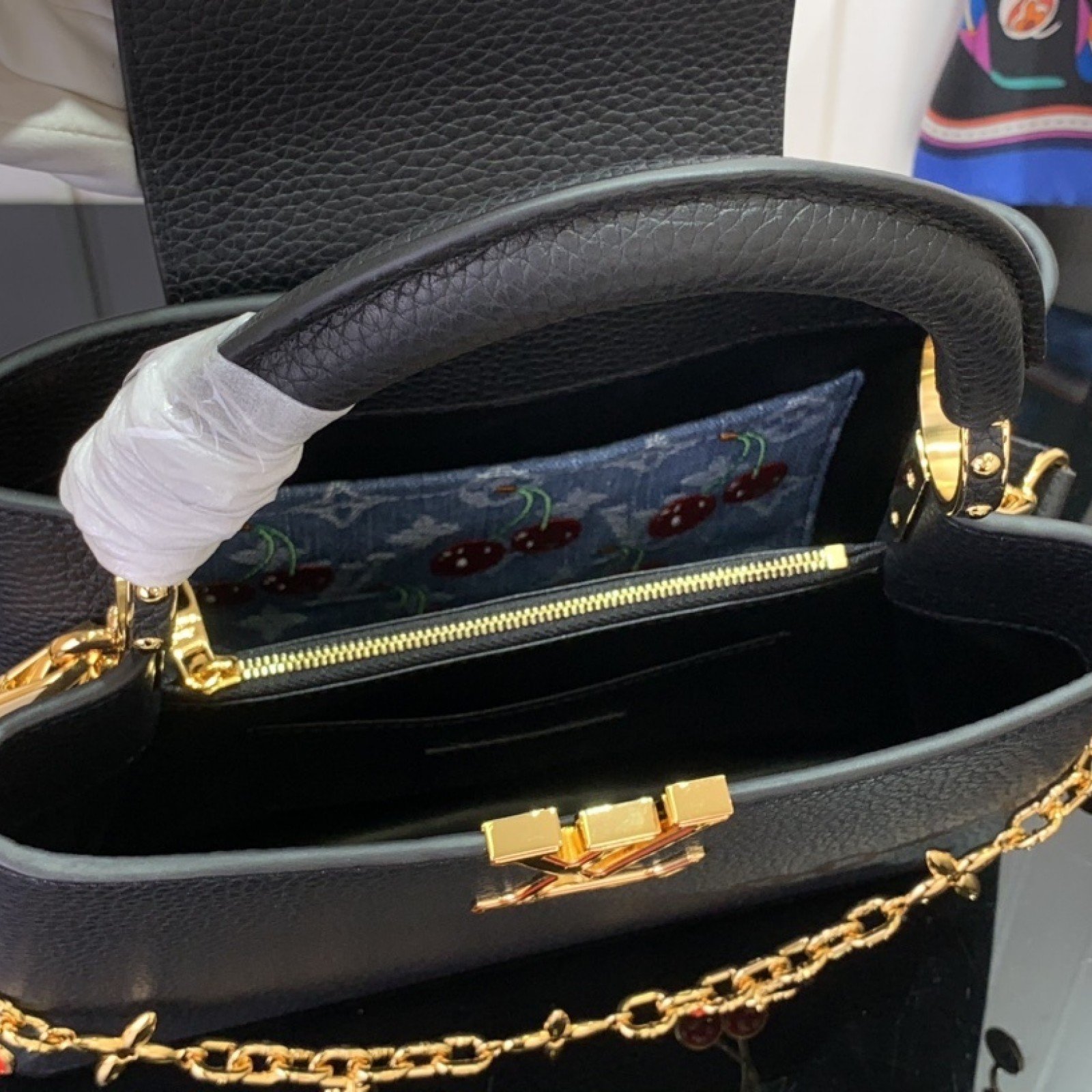 LV LV x TM CAPUCINES bb   m13714