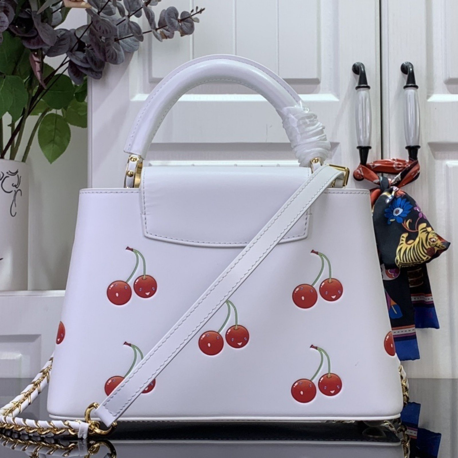 LV LV x TM CAPUCINES m13251