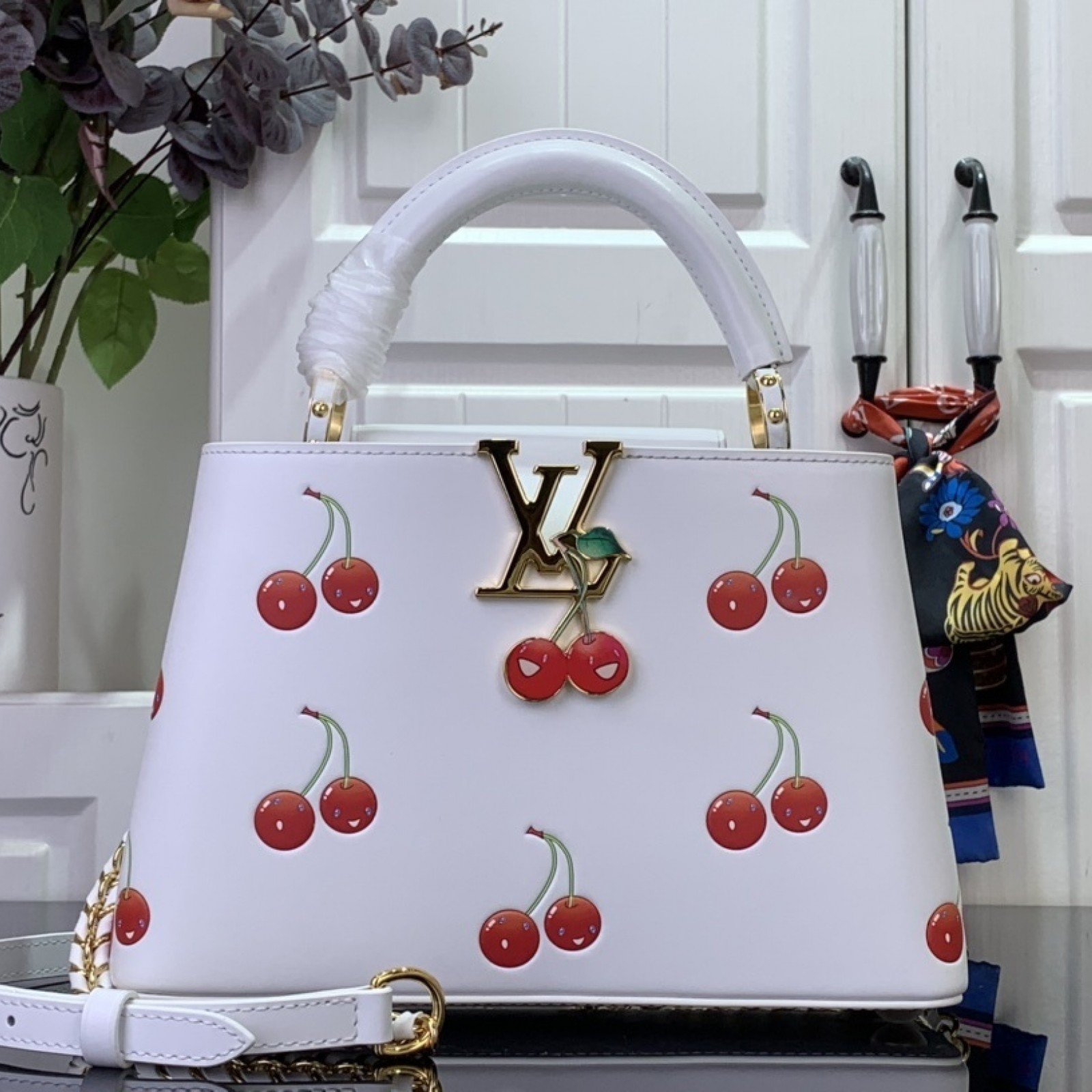 LV LV x TM CAPUCINES m13251
