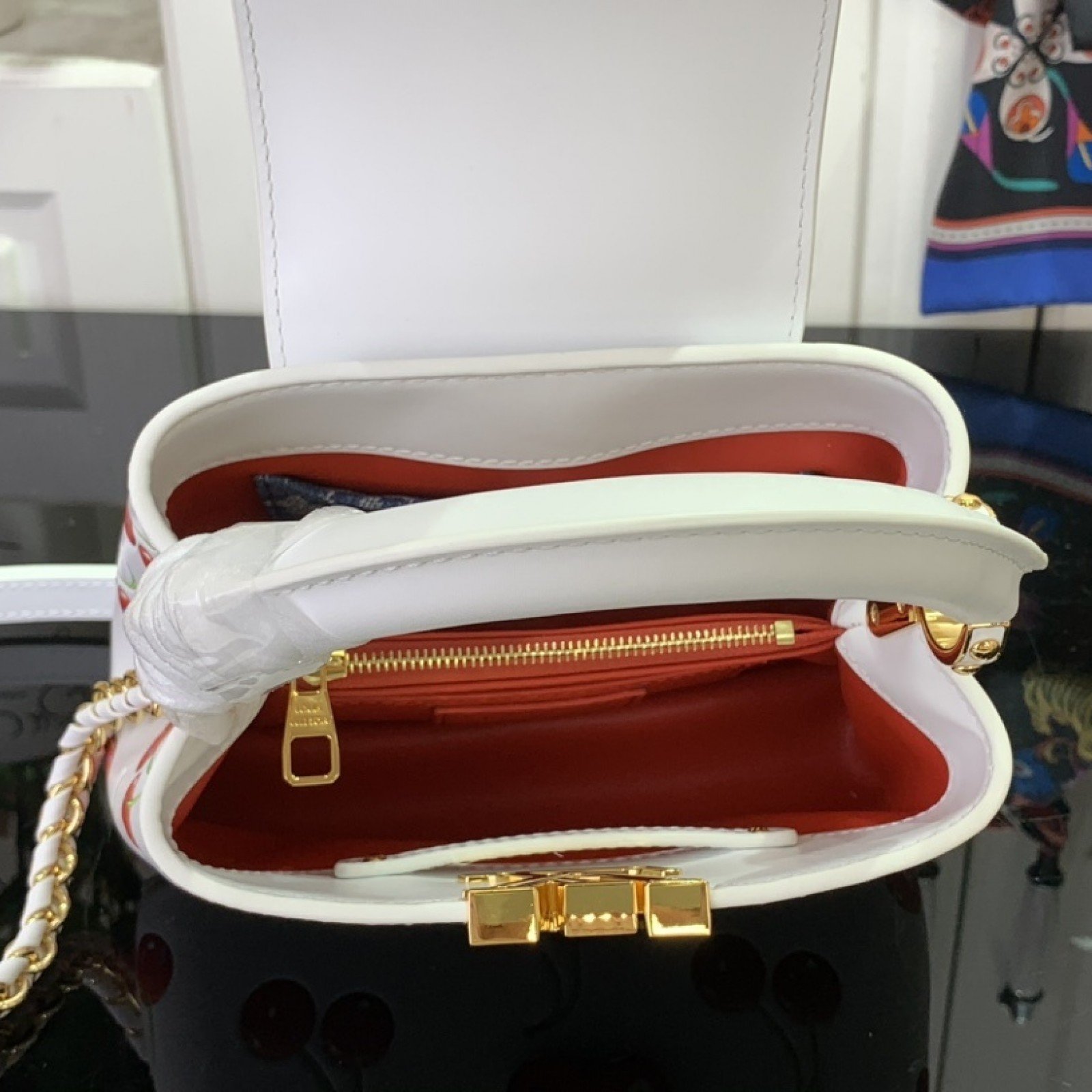 LV LV x TM CAPUCINES m13251