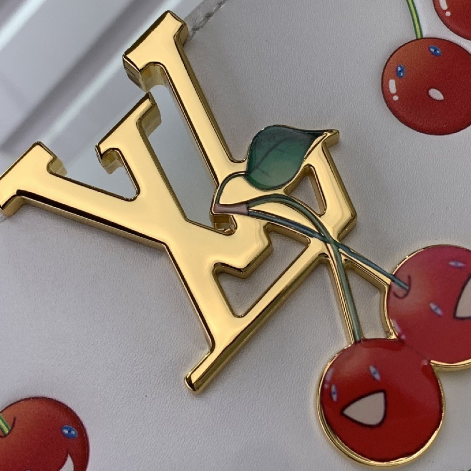 LV LV x TM CAPUCINES m13251