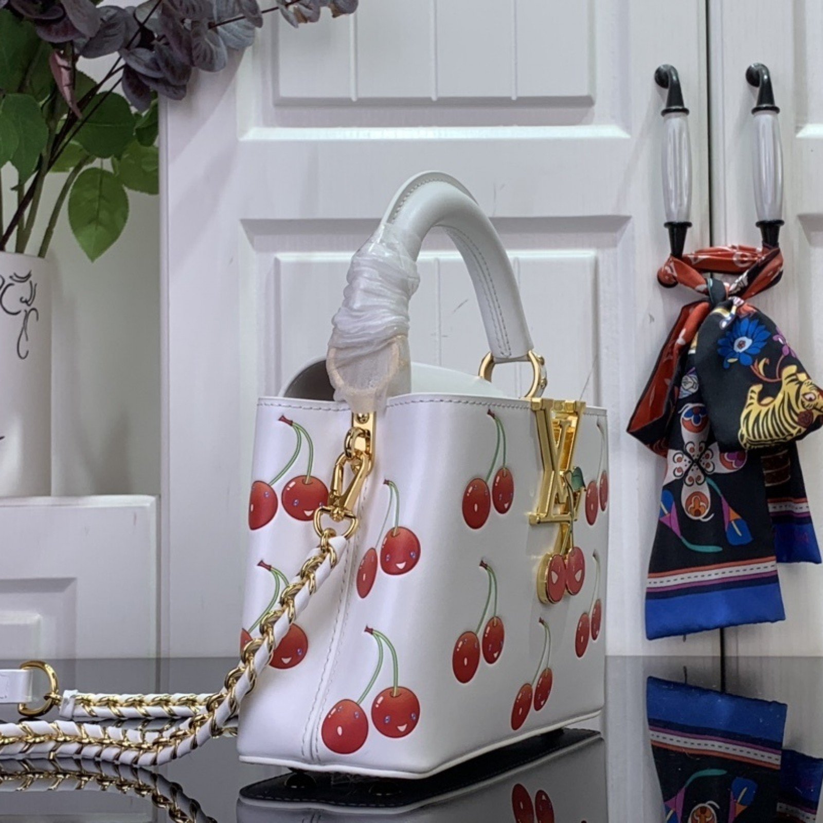 LV LV x TM CAPUCINES m13251