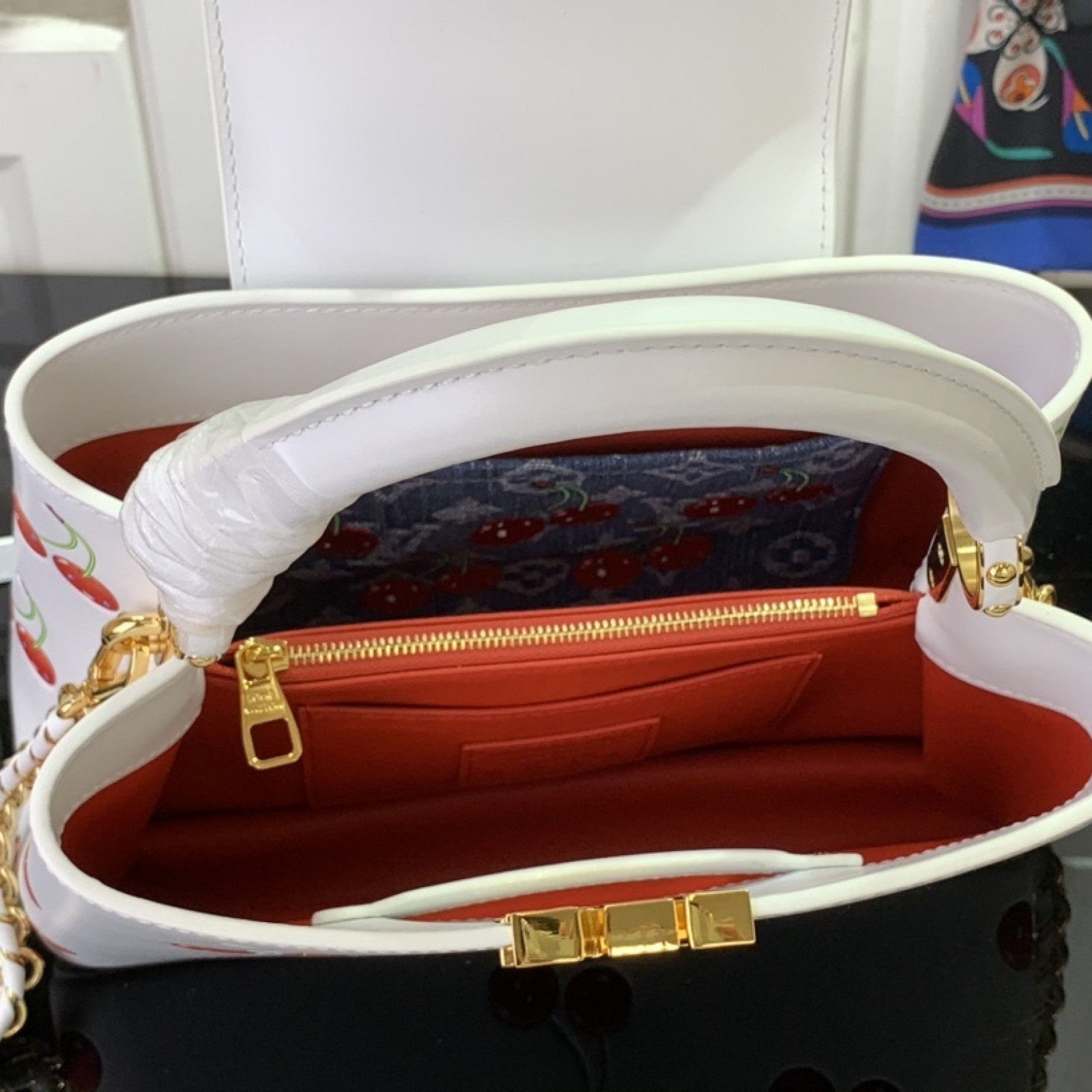 LV LV x TM CAPUCINES m13251