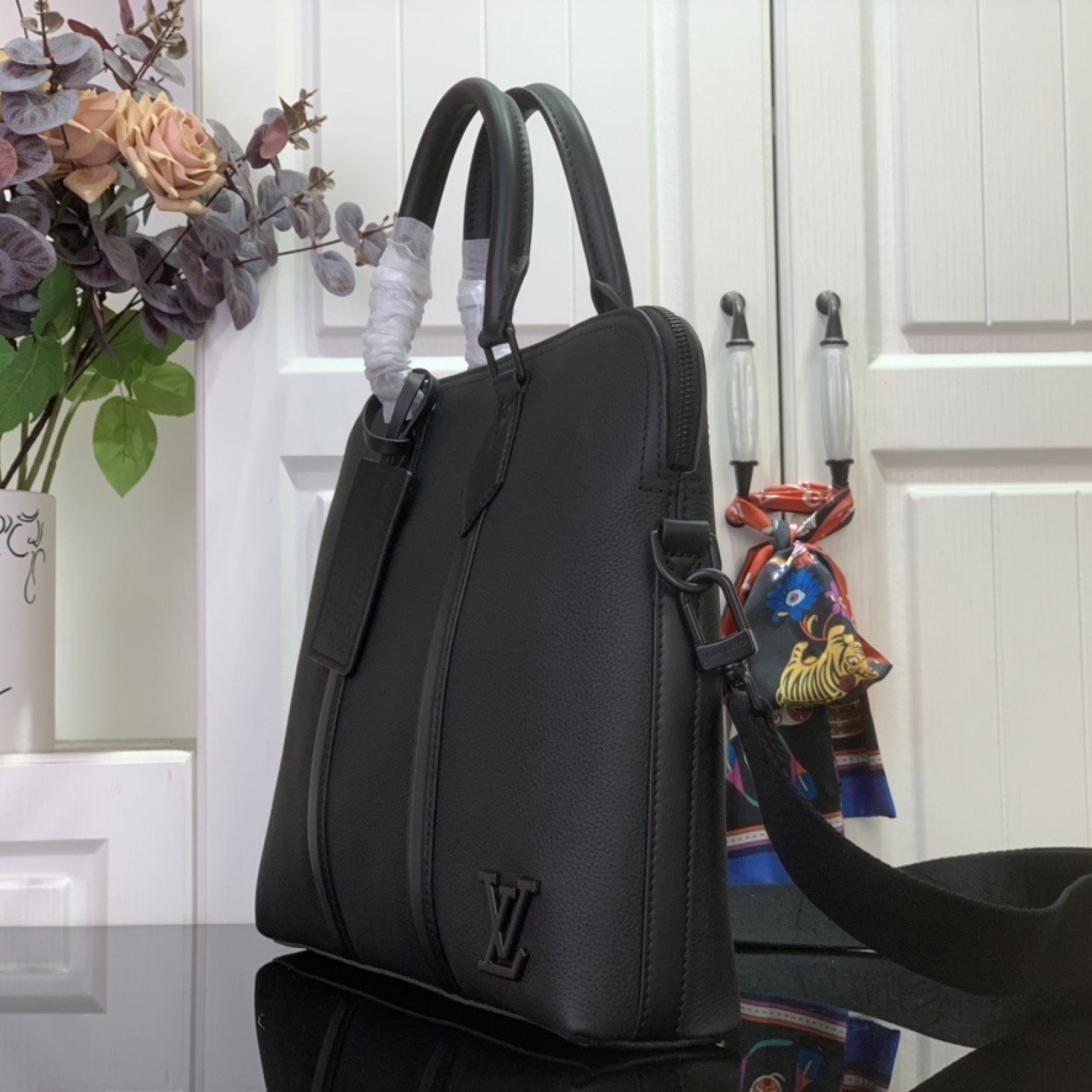LV Lock It Tote Aer M59158