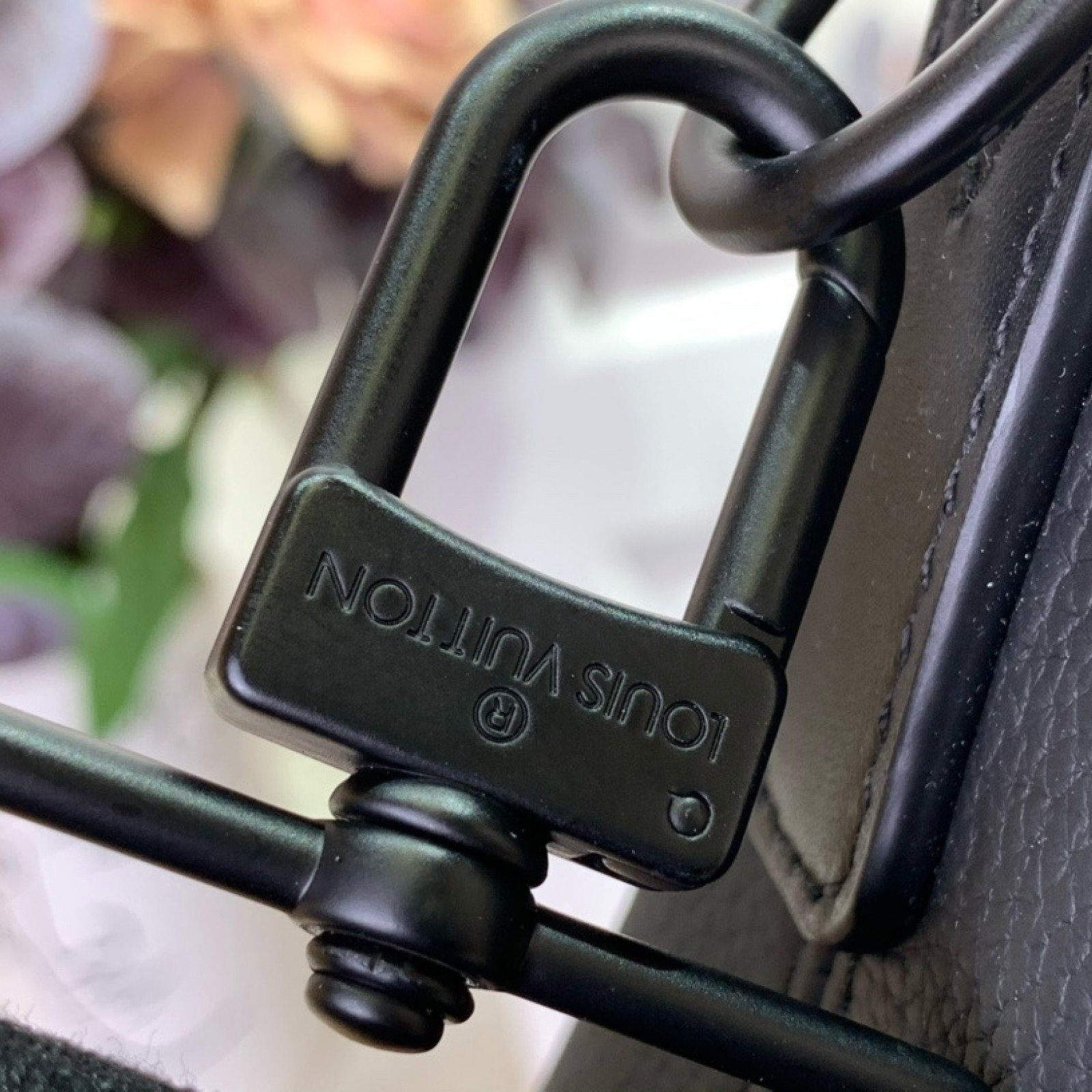 LV Lock It Tote Aer M59158