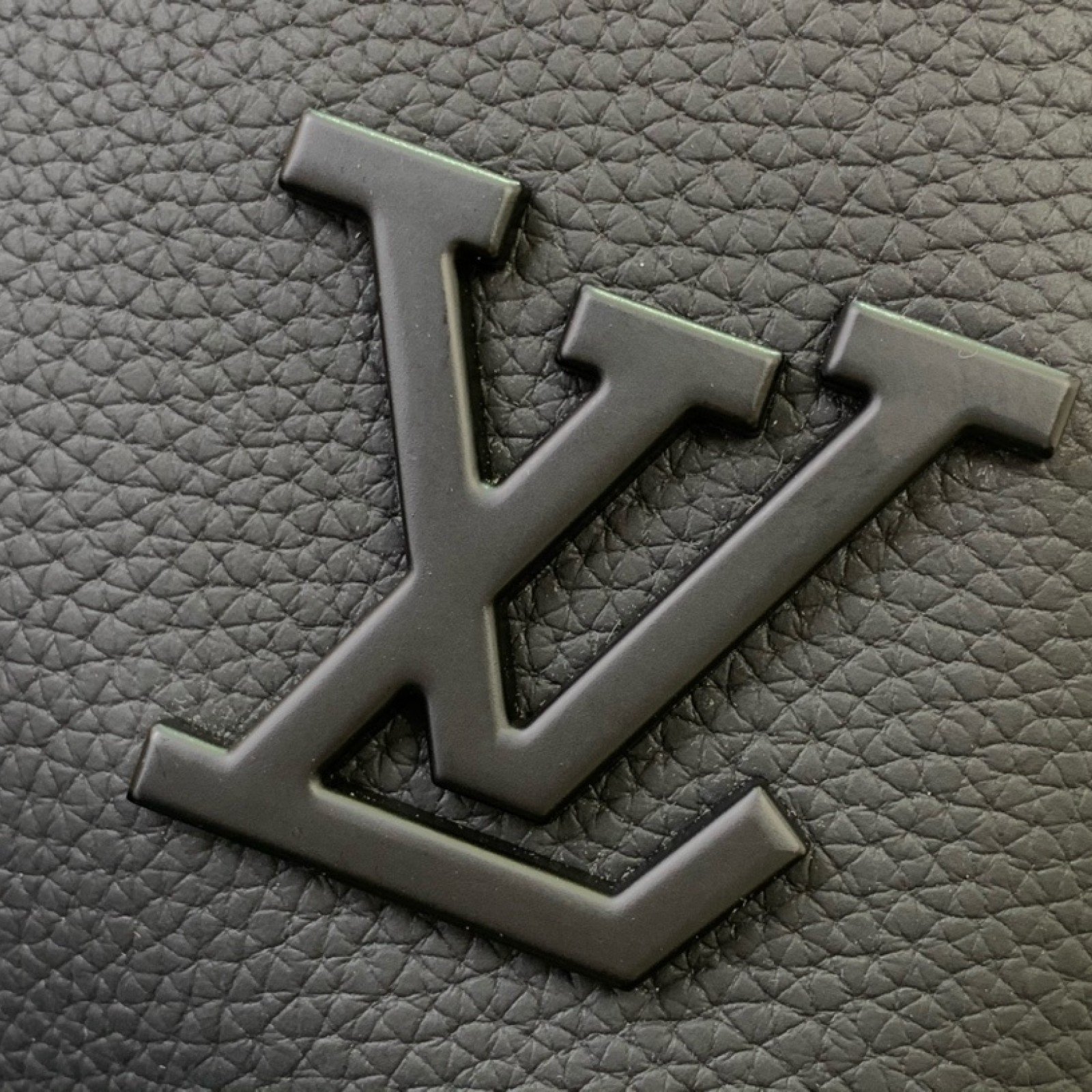 LV Lock It Tote Aer M59158