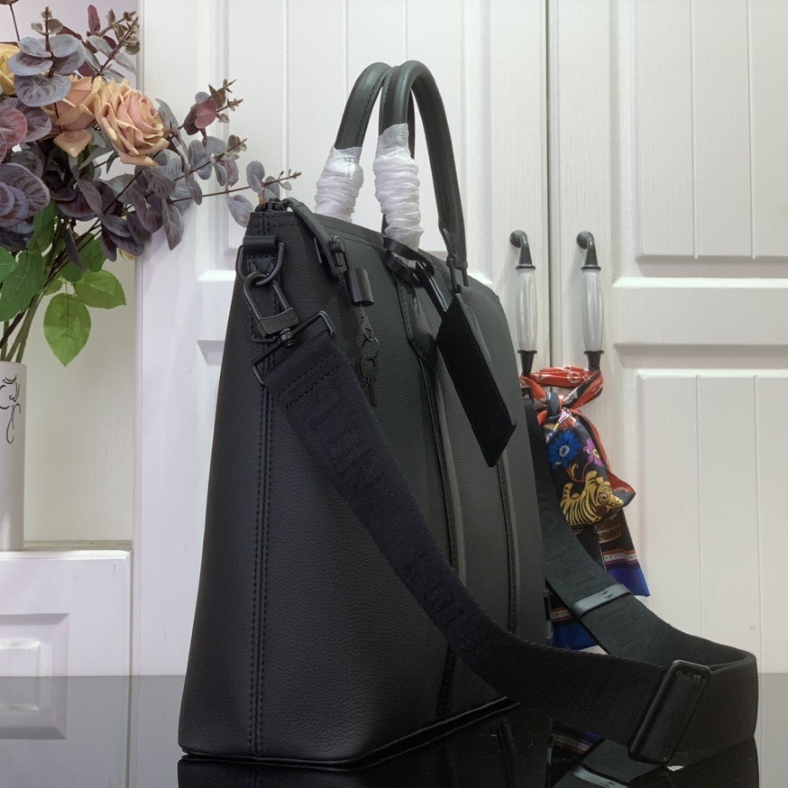 LV Lock It Tote Aer M59158