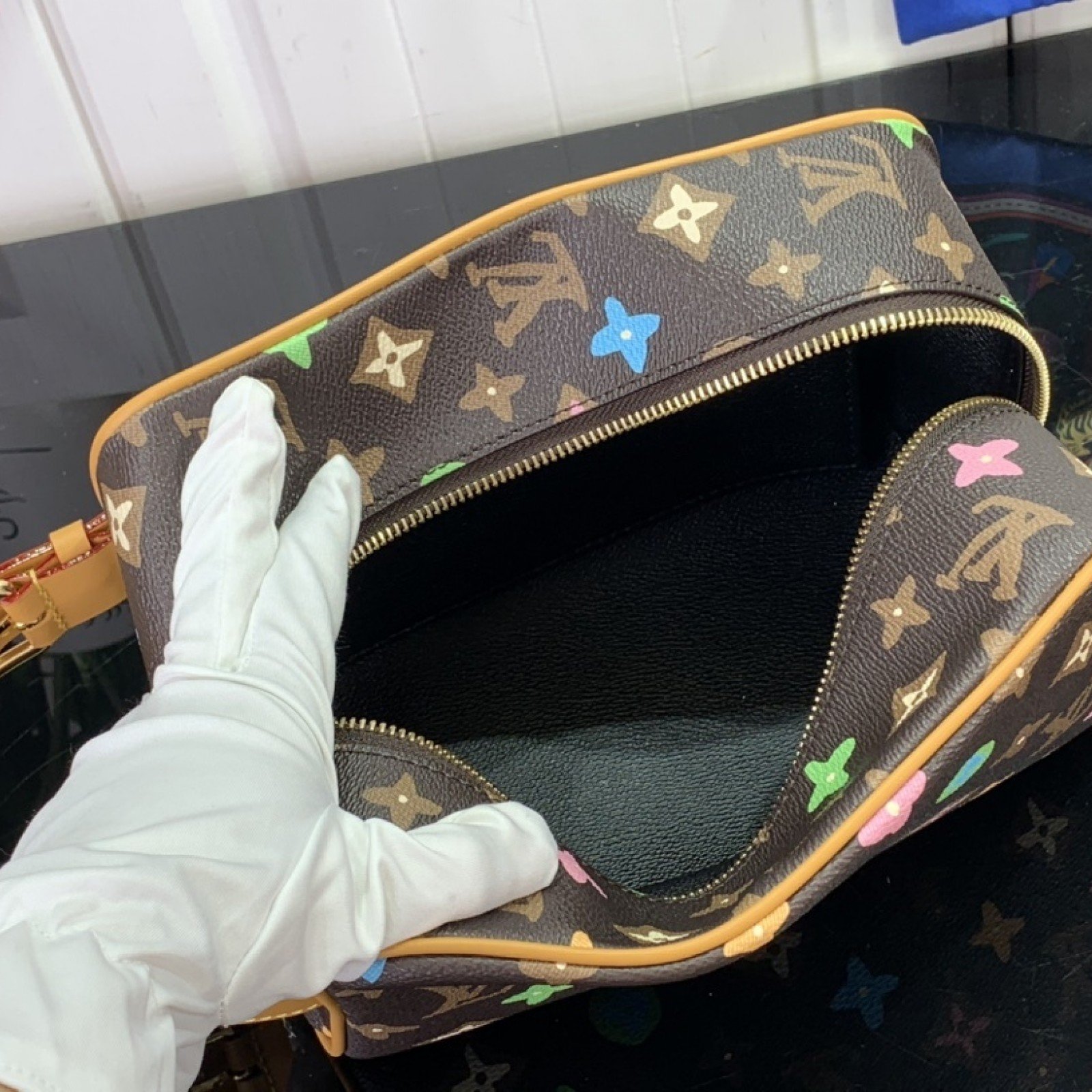LV Locker Dopp Kit  M47069
