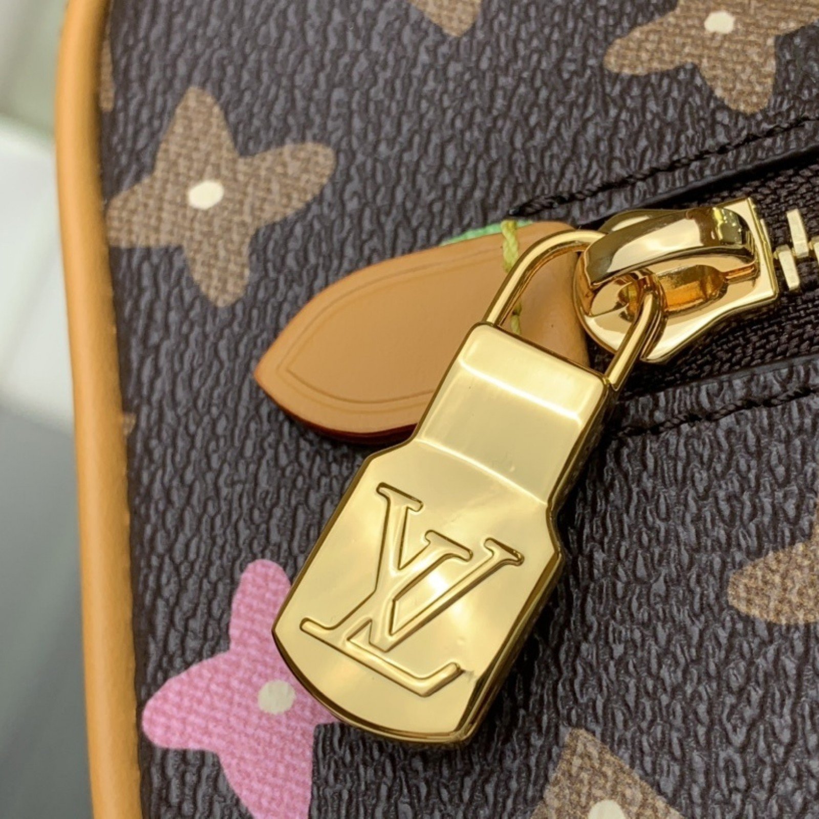 LV Locker Dopp Kit  M47069