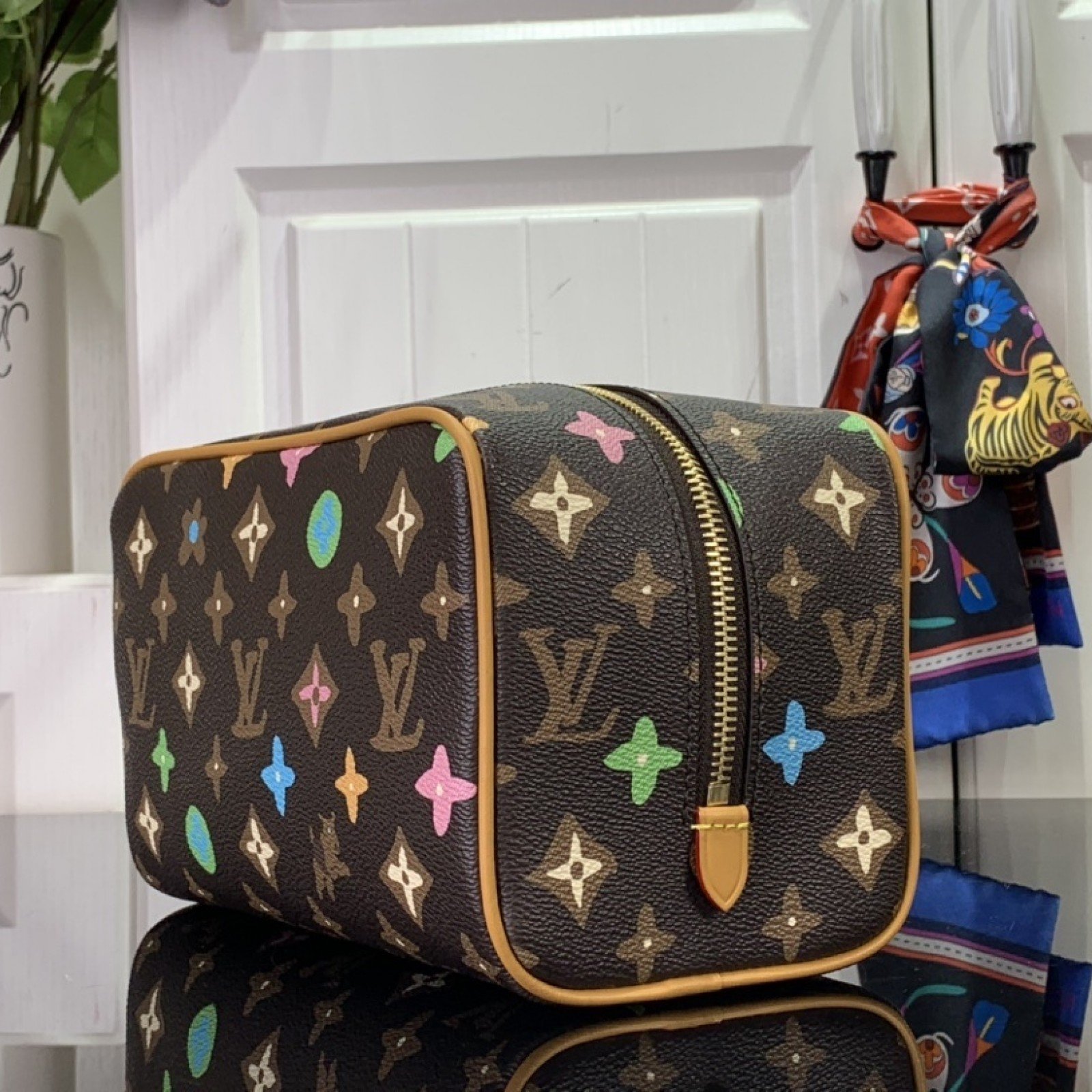 LV Locker Dopp Kit  M47069
