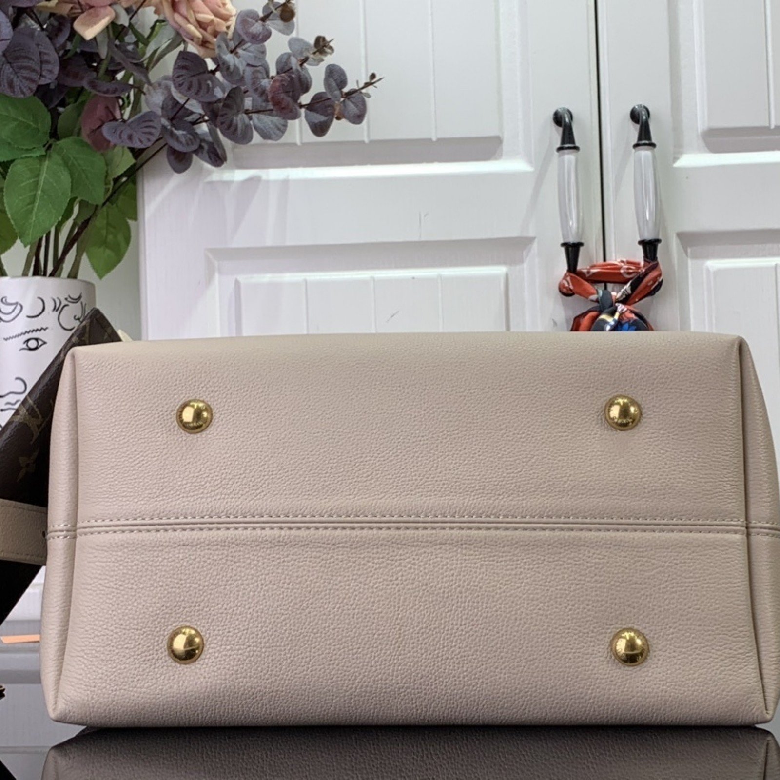 LV Low Key Hobo M24856