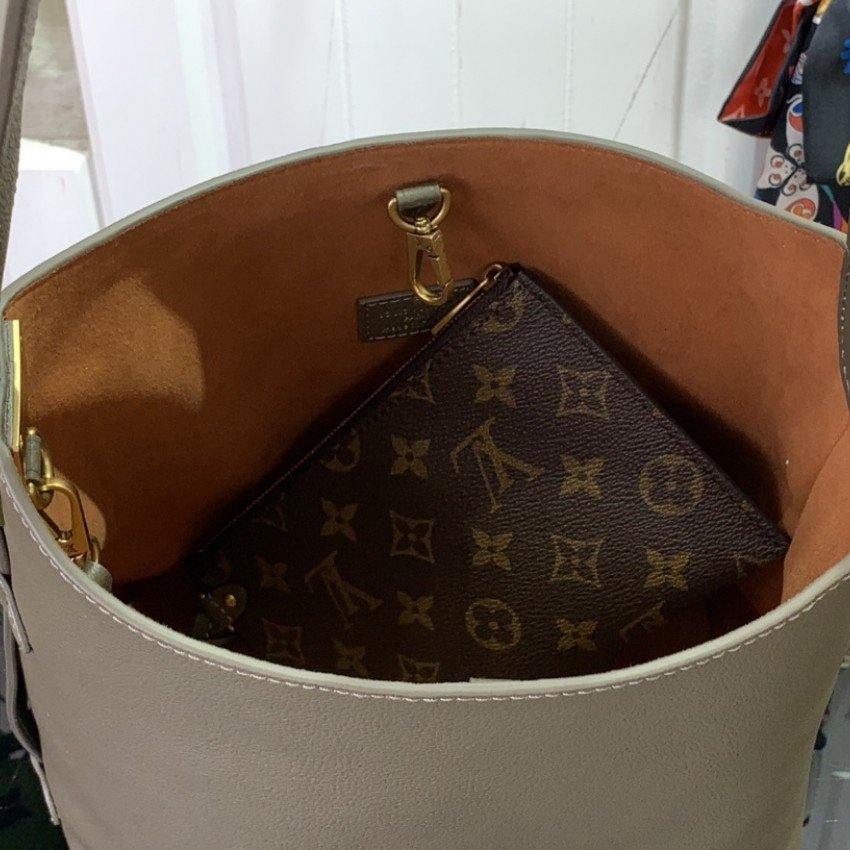 LV Low Key Hobo PM m15205