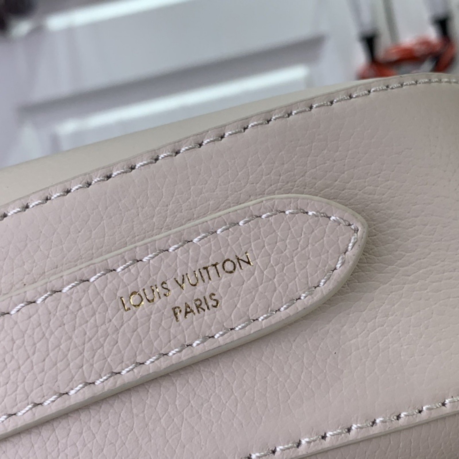 LV Low Key Shoulder  M24990