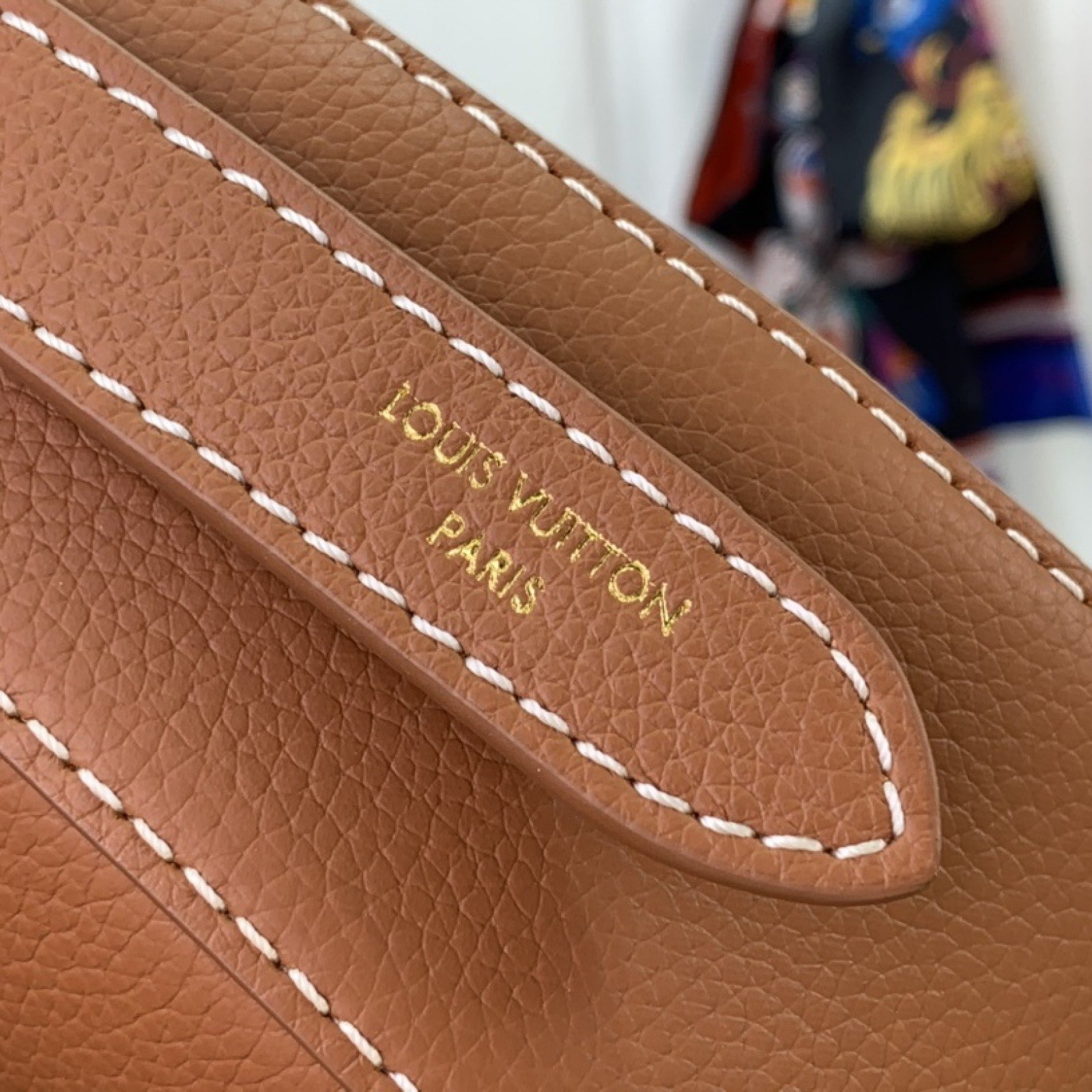 LV Low Key Shoulder  M24990