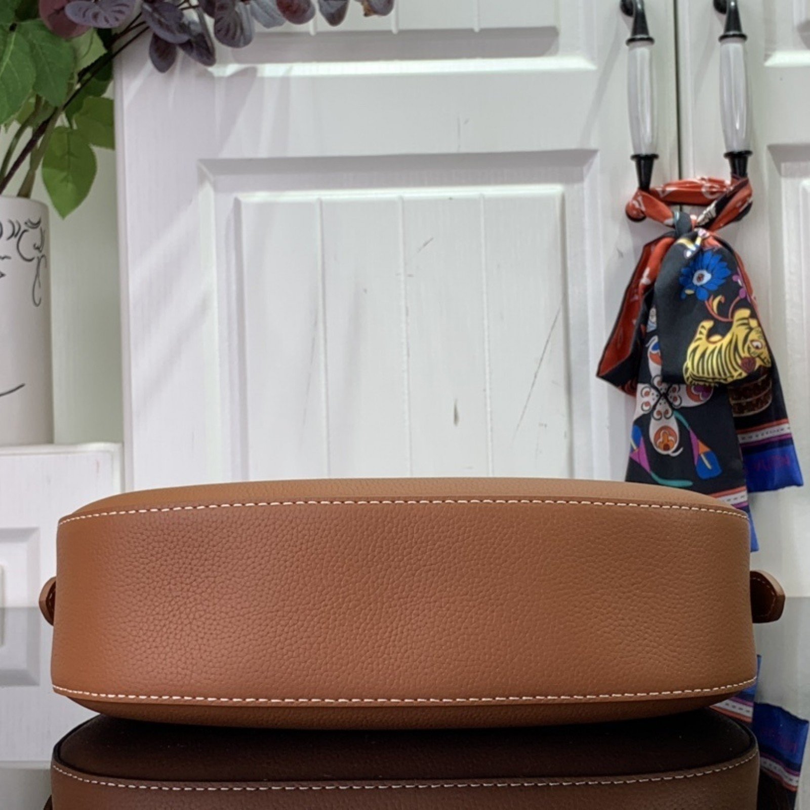 LV Low Key Shoulder  M24990