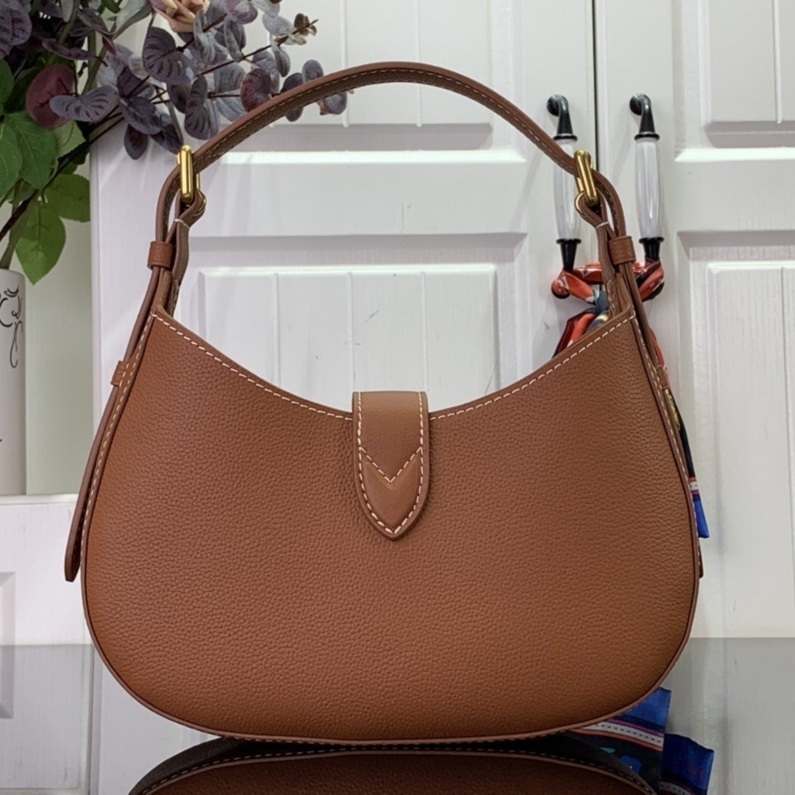 LV Low Key Shoulder  M24990