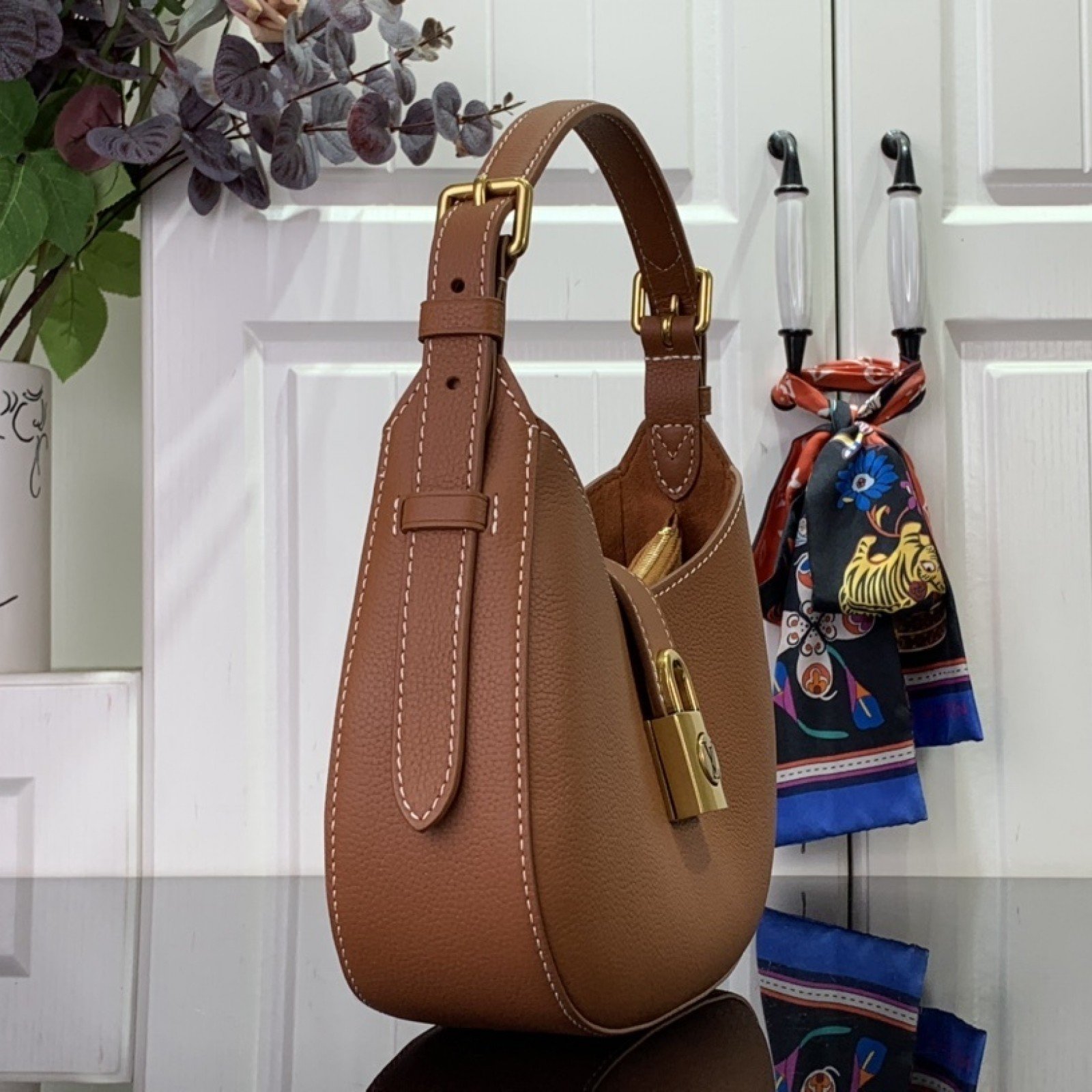 LV Low Key Shoulder  M24990