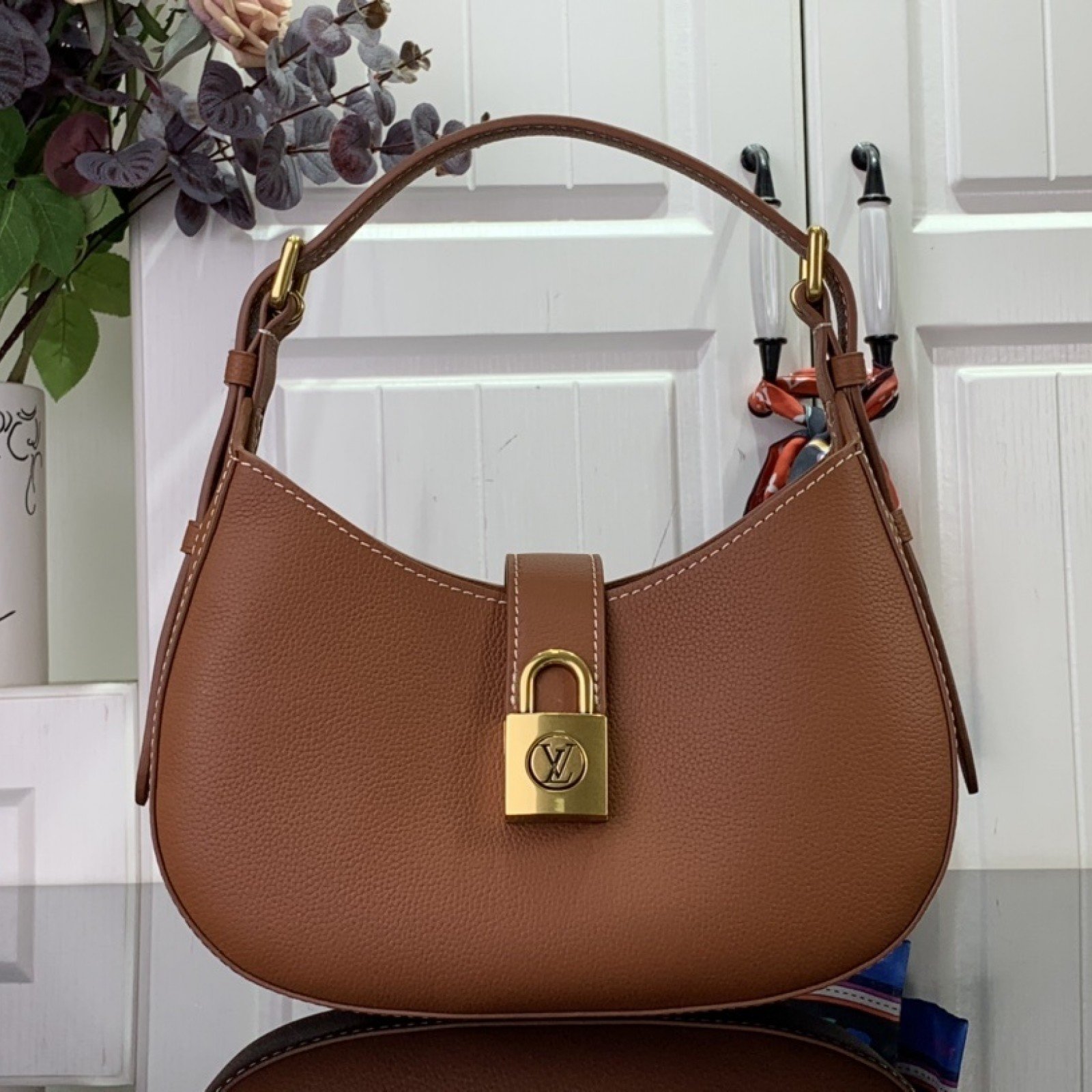 LV Low Key Shoulder  M24990