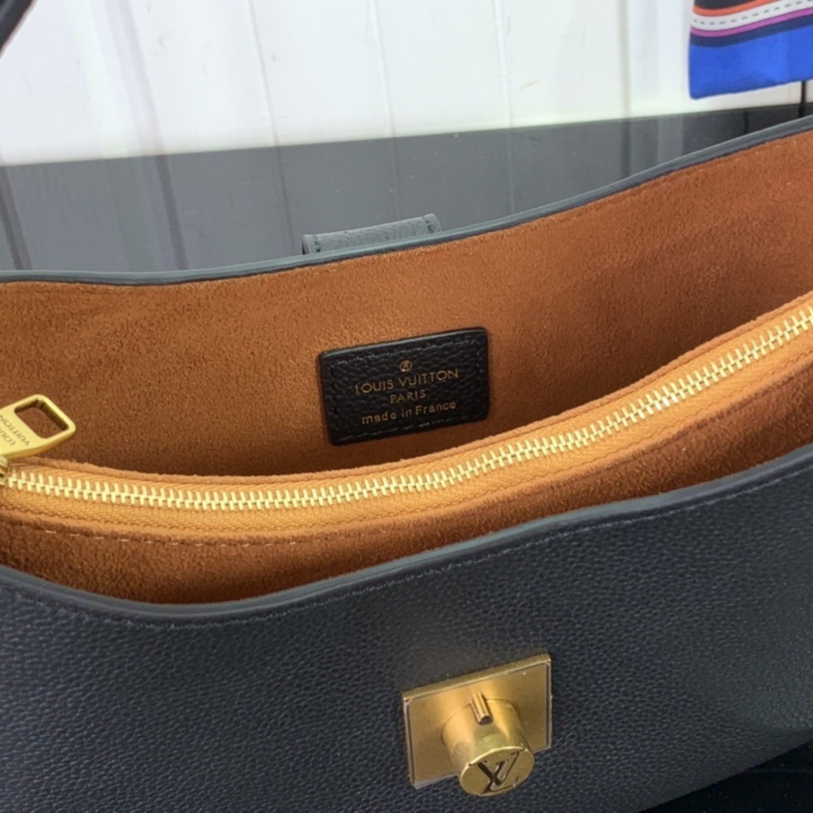 LV Low Key Shoulder  M24990