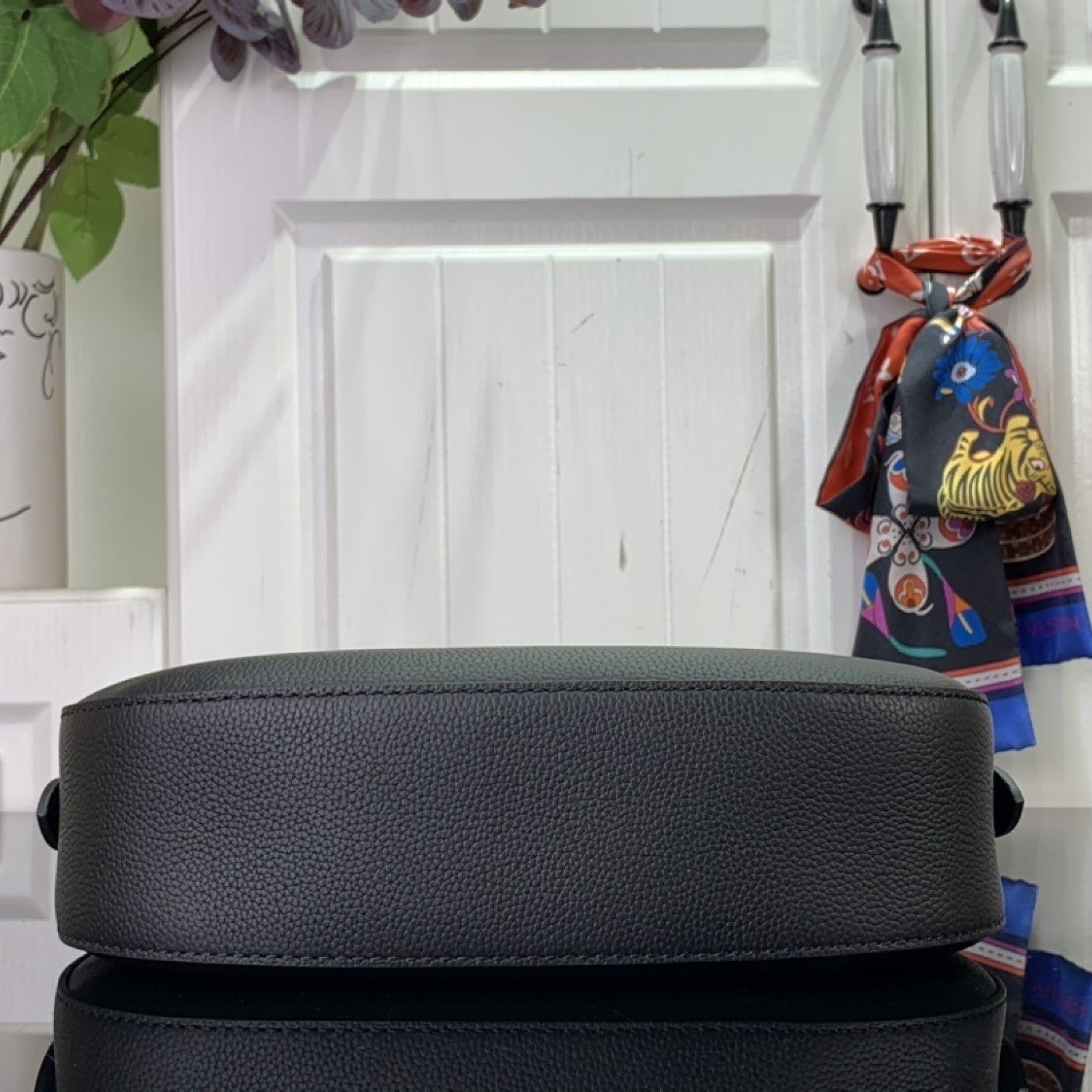 LV Low Key Shoulder  M24990