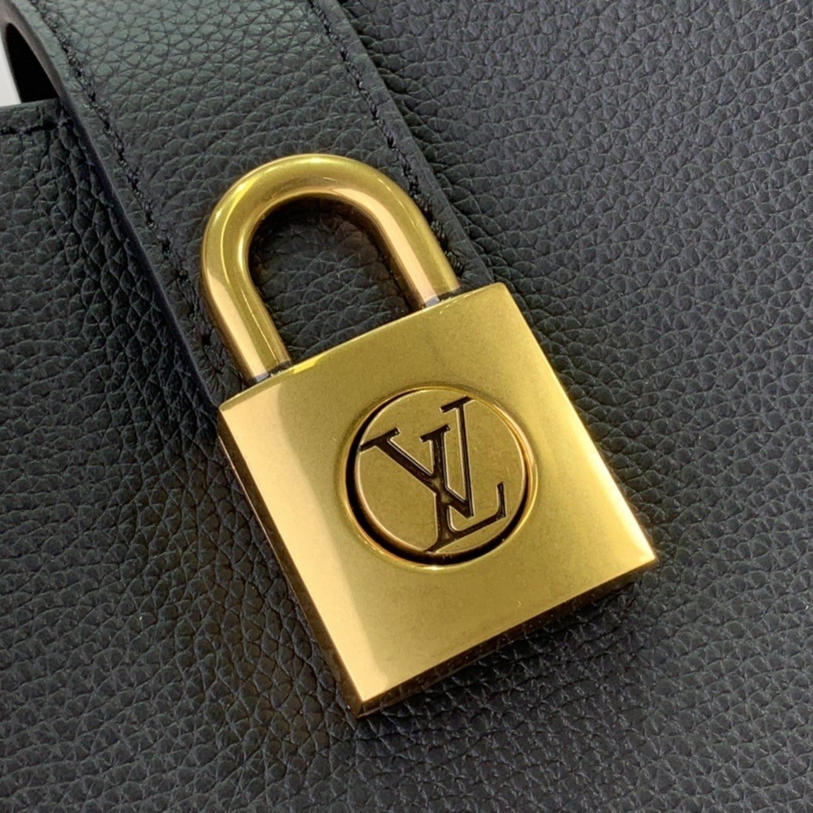 LV Low Key Shoulder  M24990