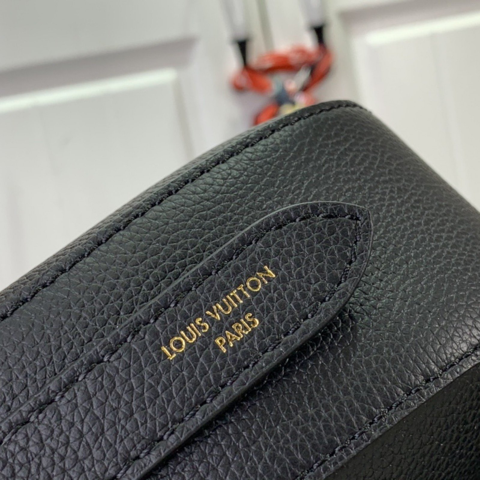LV Low Key Shoulder  M24990