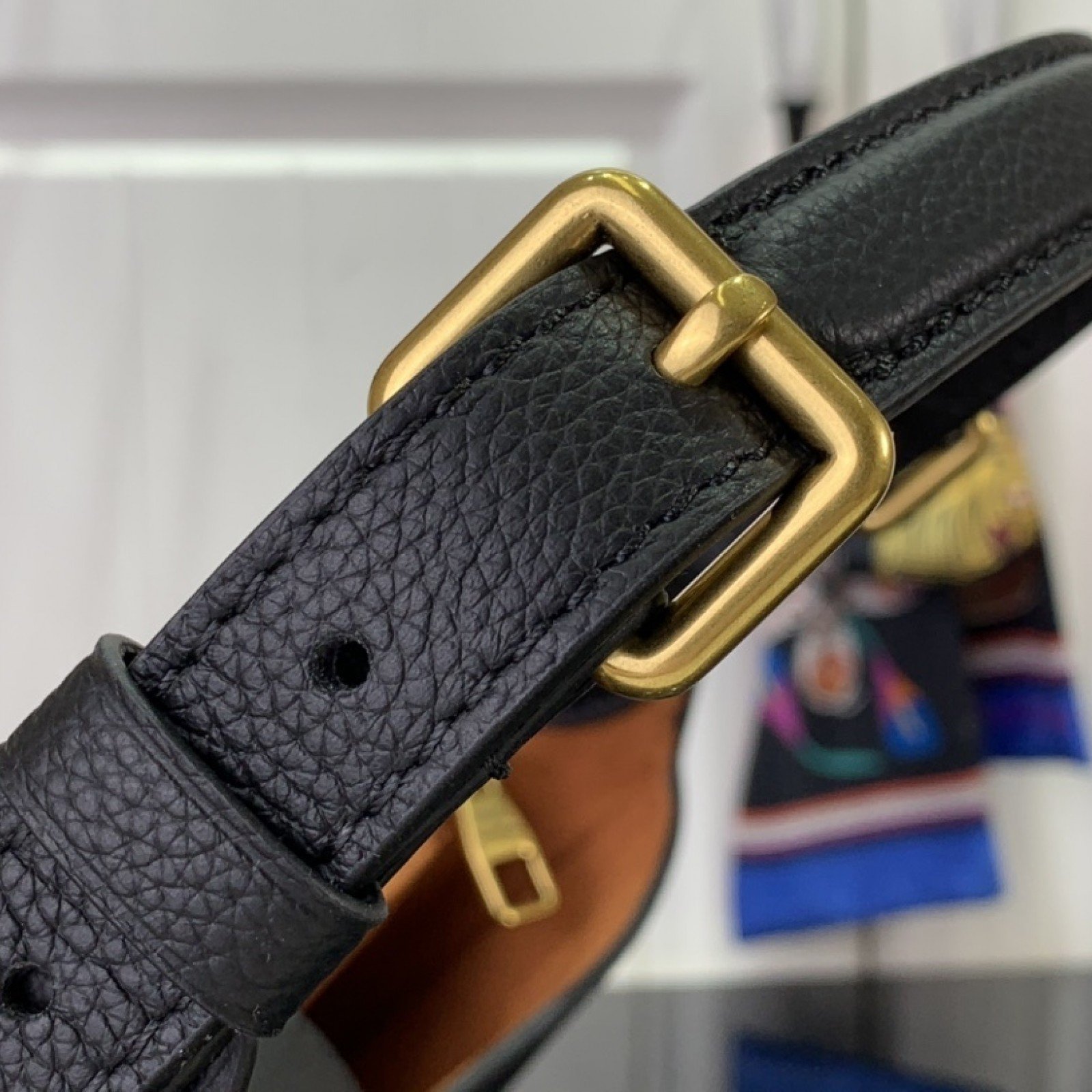 LV Low Key Shoulder  M24990