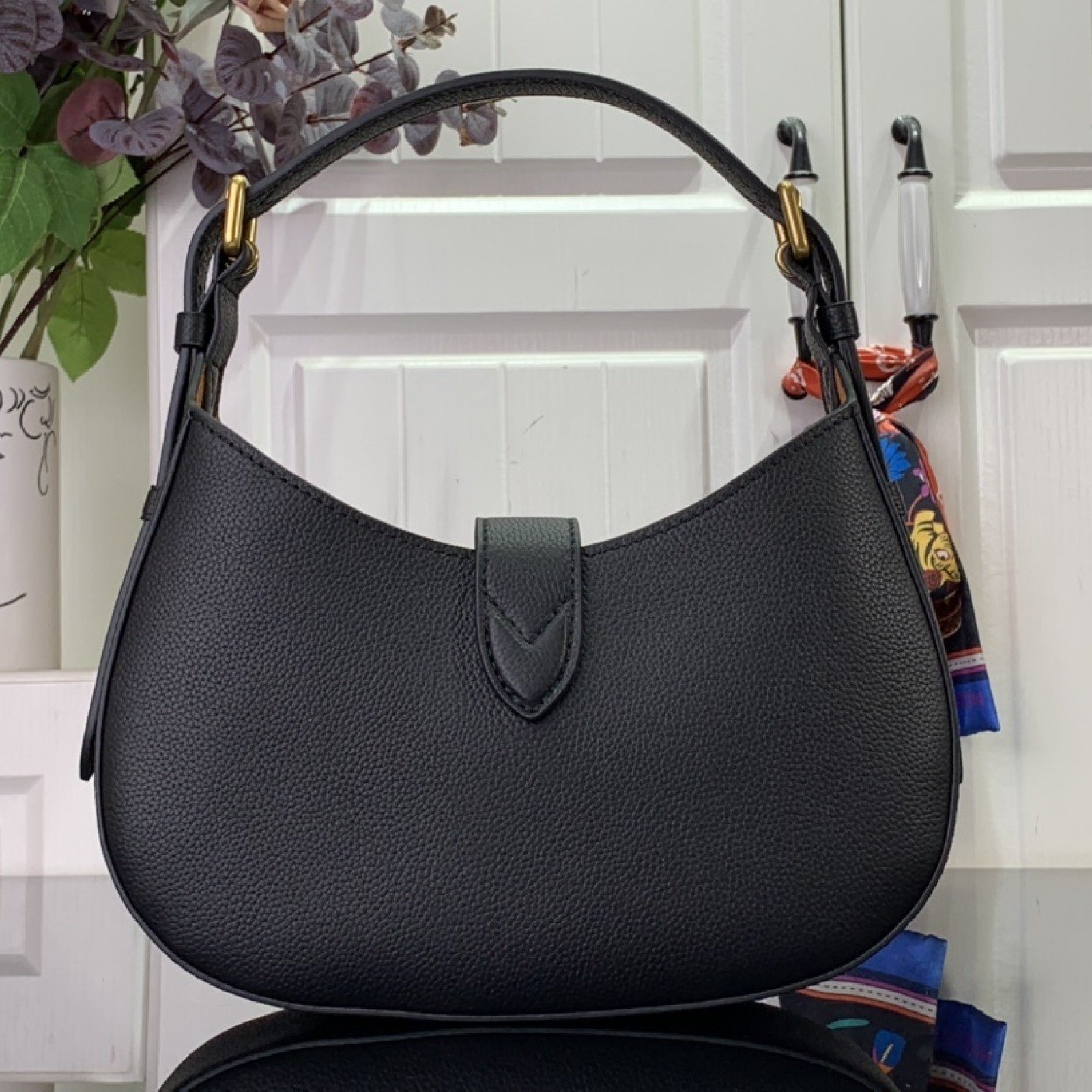 LV Low Key Shoulder  M24990