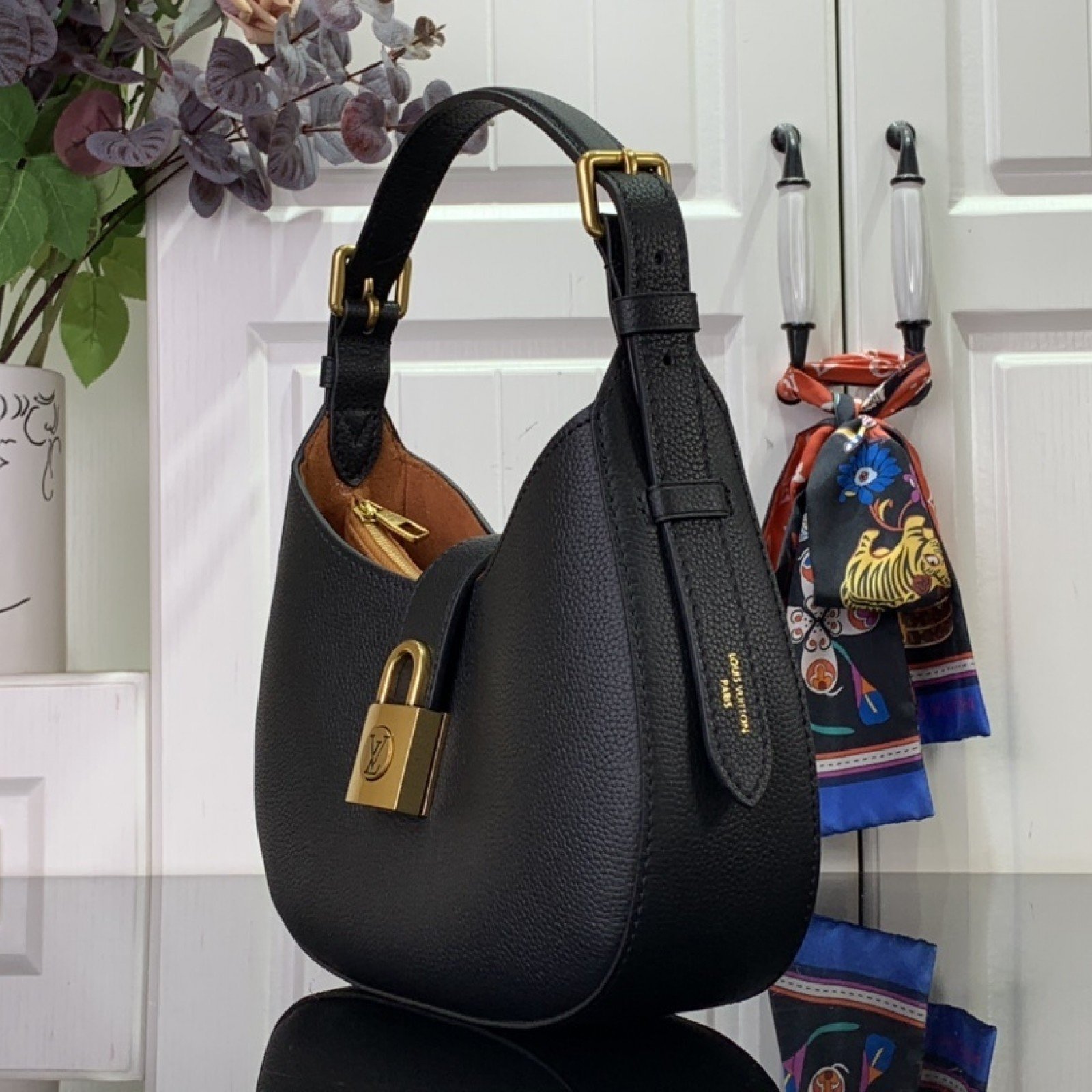LV Low Key Shoulder  M24990