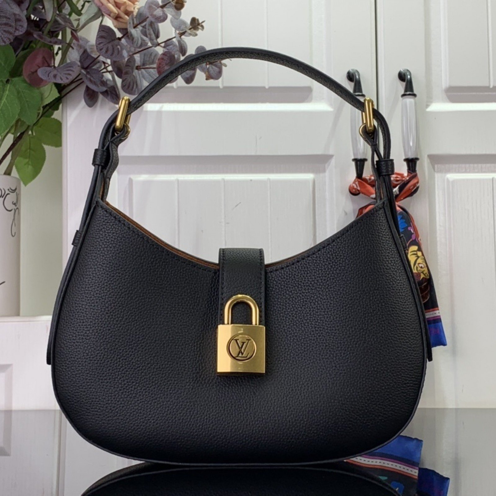 LV Low Key Shoulder  M24990