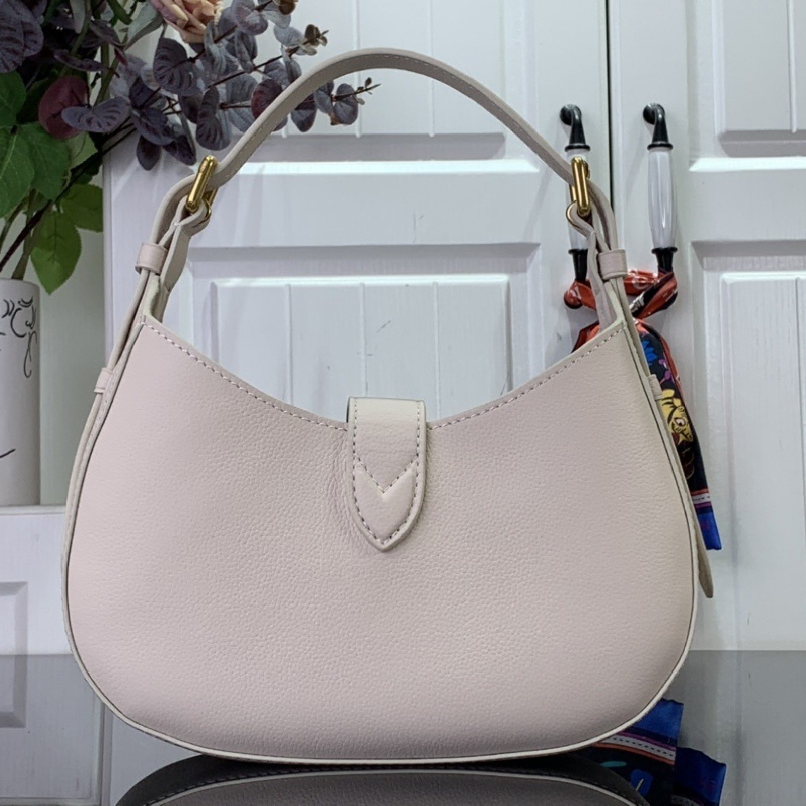 LV Low Key Shoulder  M24990