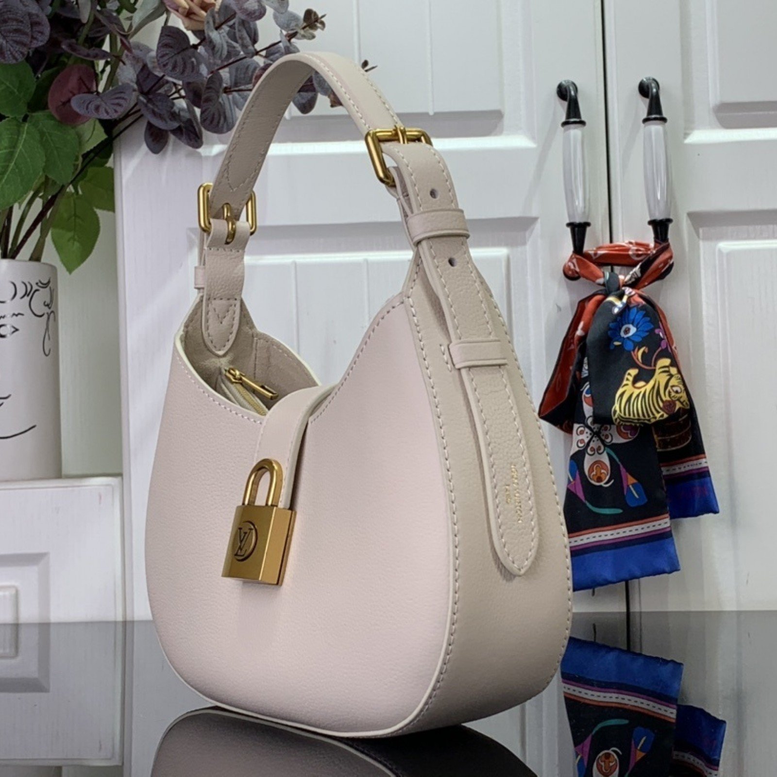 LV Low Key Shoulder  M24990