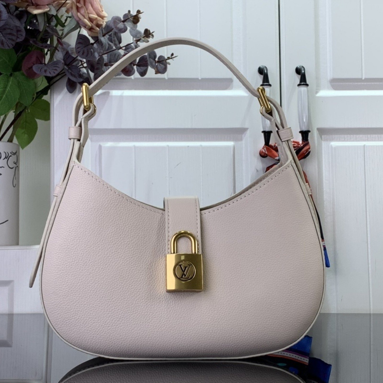 LV Low Key Shoulder  M24990