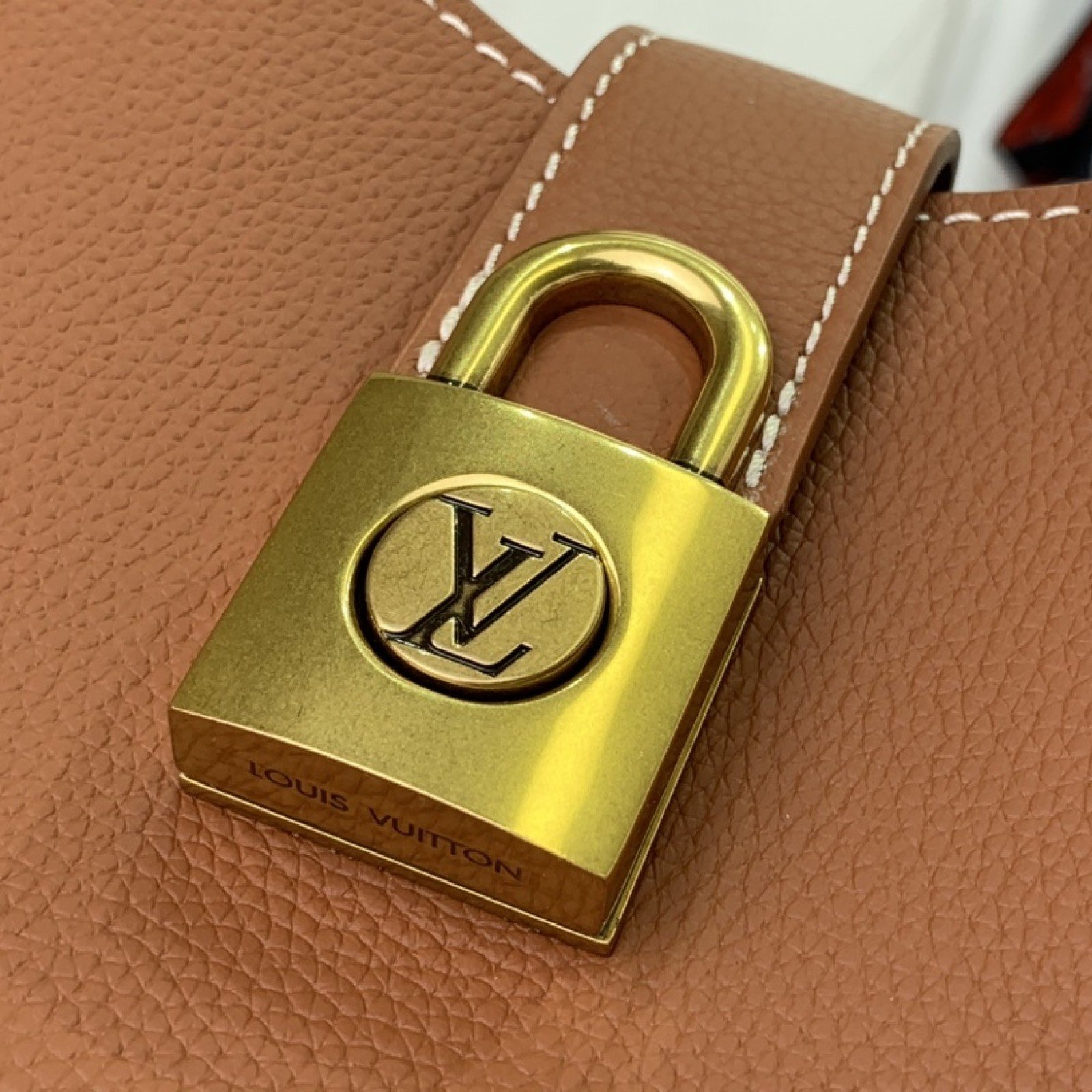 LV Low Key Shoulder  M24990