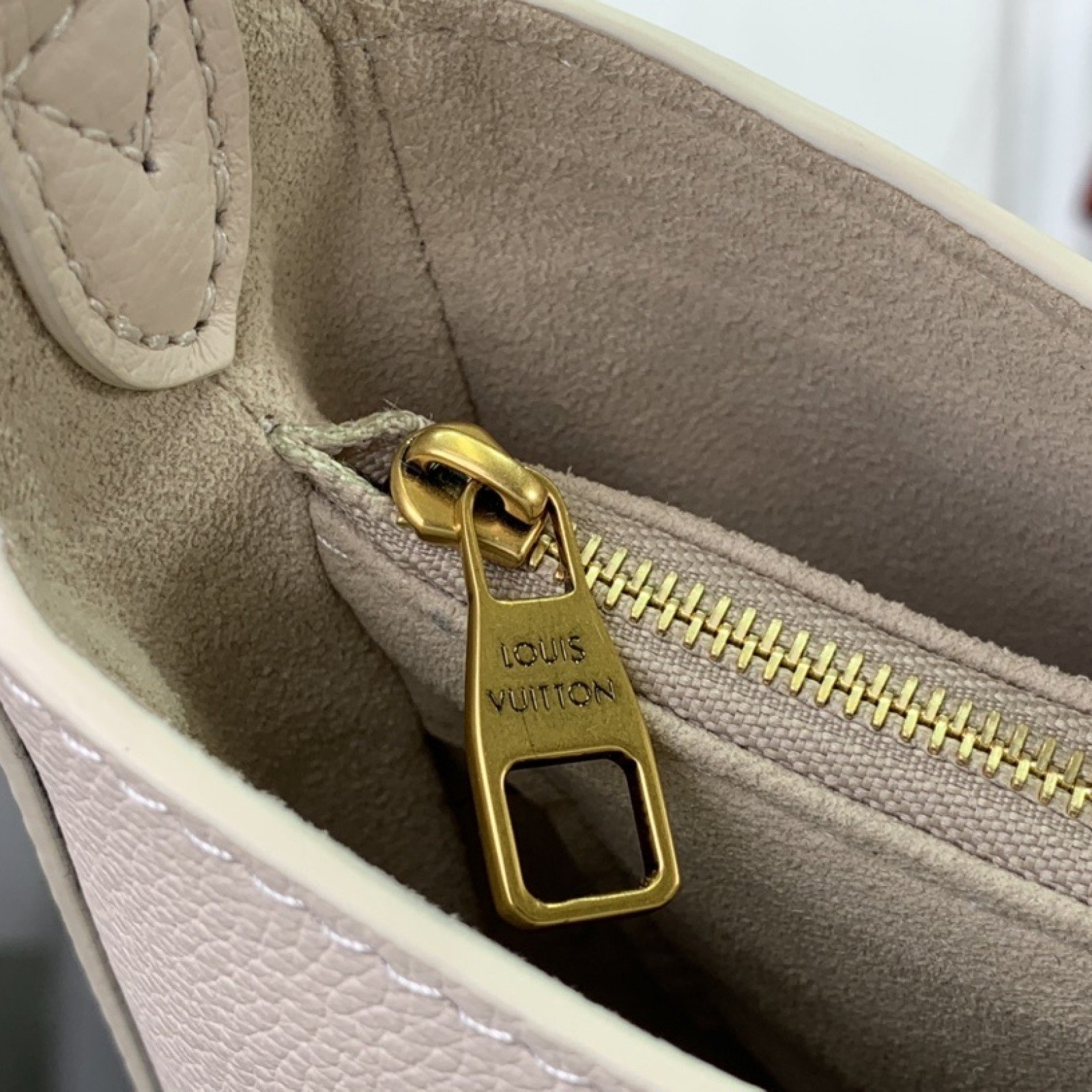 LV Low Key Shoulder  M24990