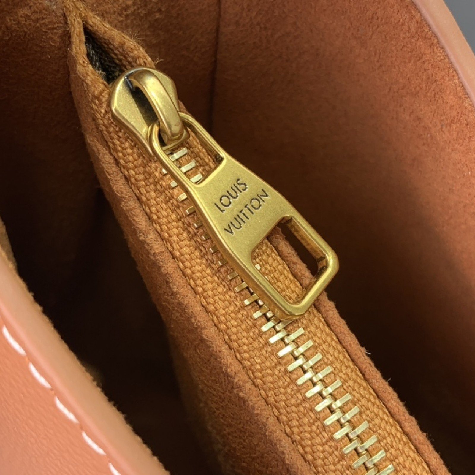 LV Low Key Shoulder  M24990