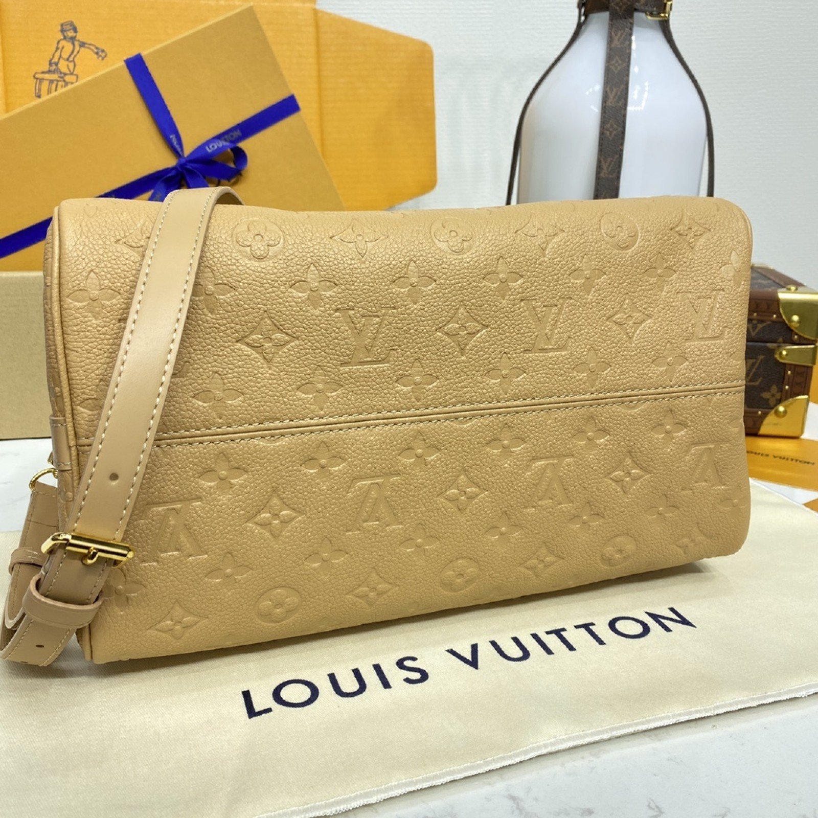 LV M11323