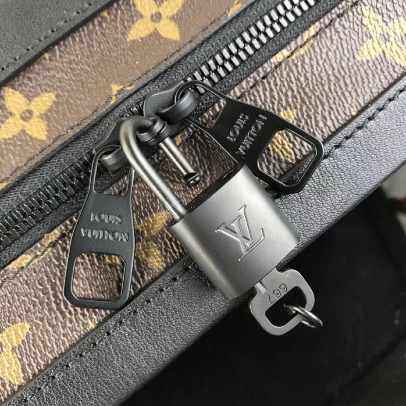 LV MATCHPOINT MESSENGER M44427