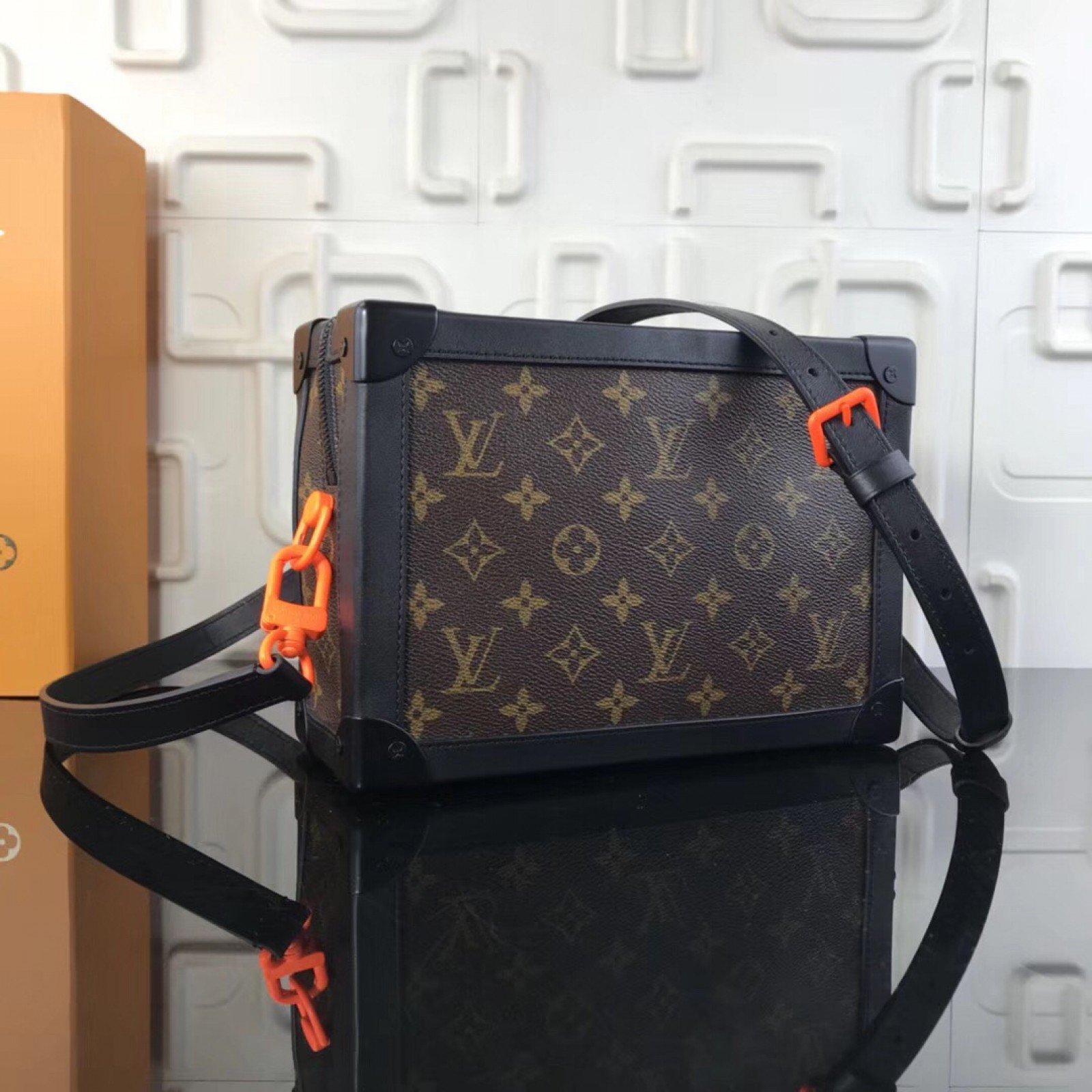 LV MATCHPOINT MESSENGER M44427