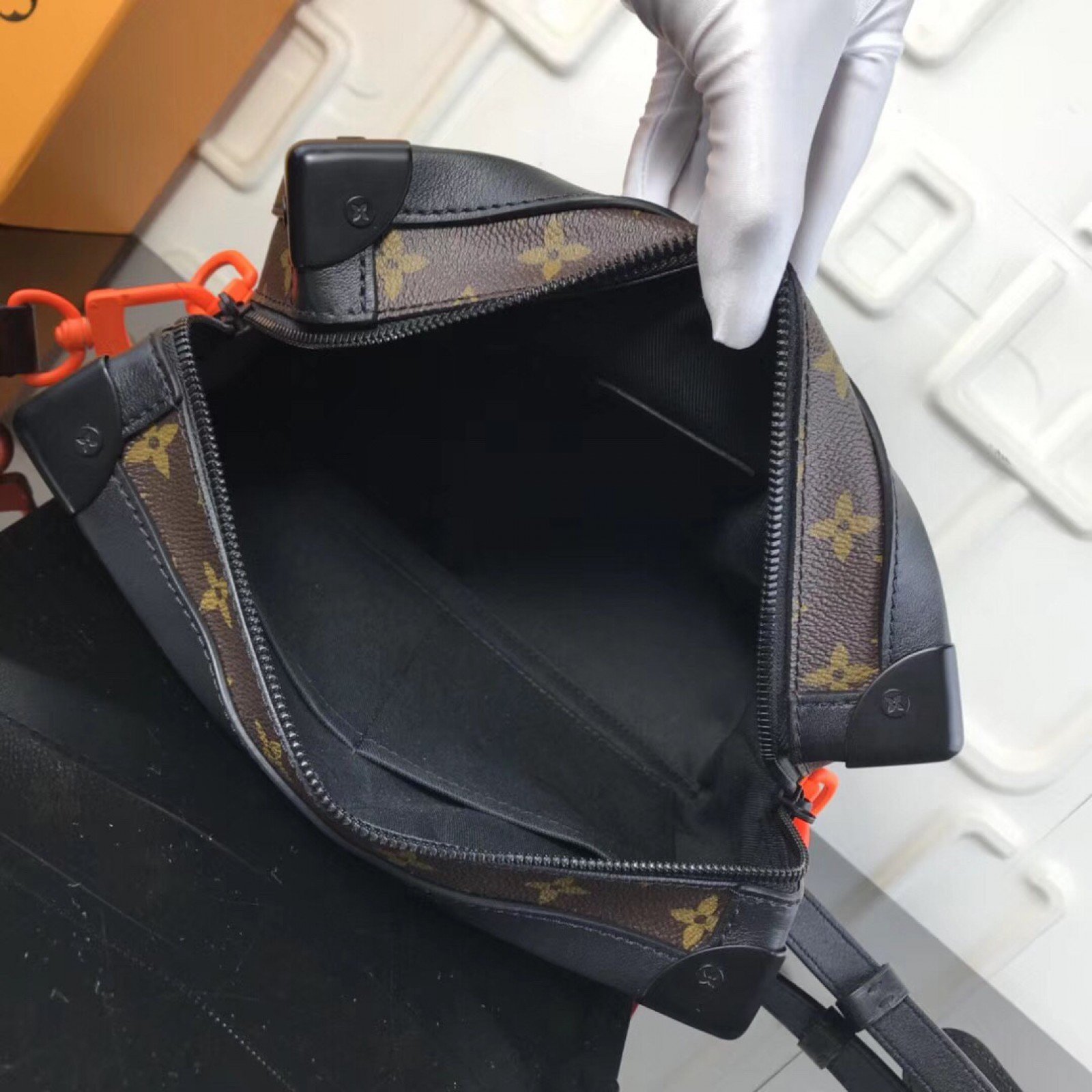 LV MATCHPOINT MESSENGER M44427
