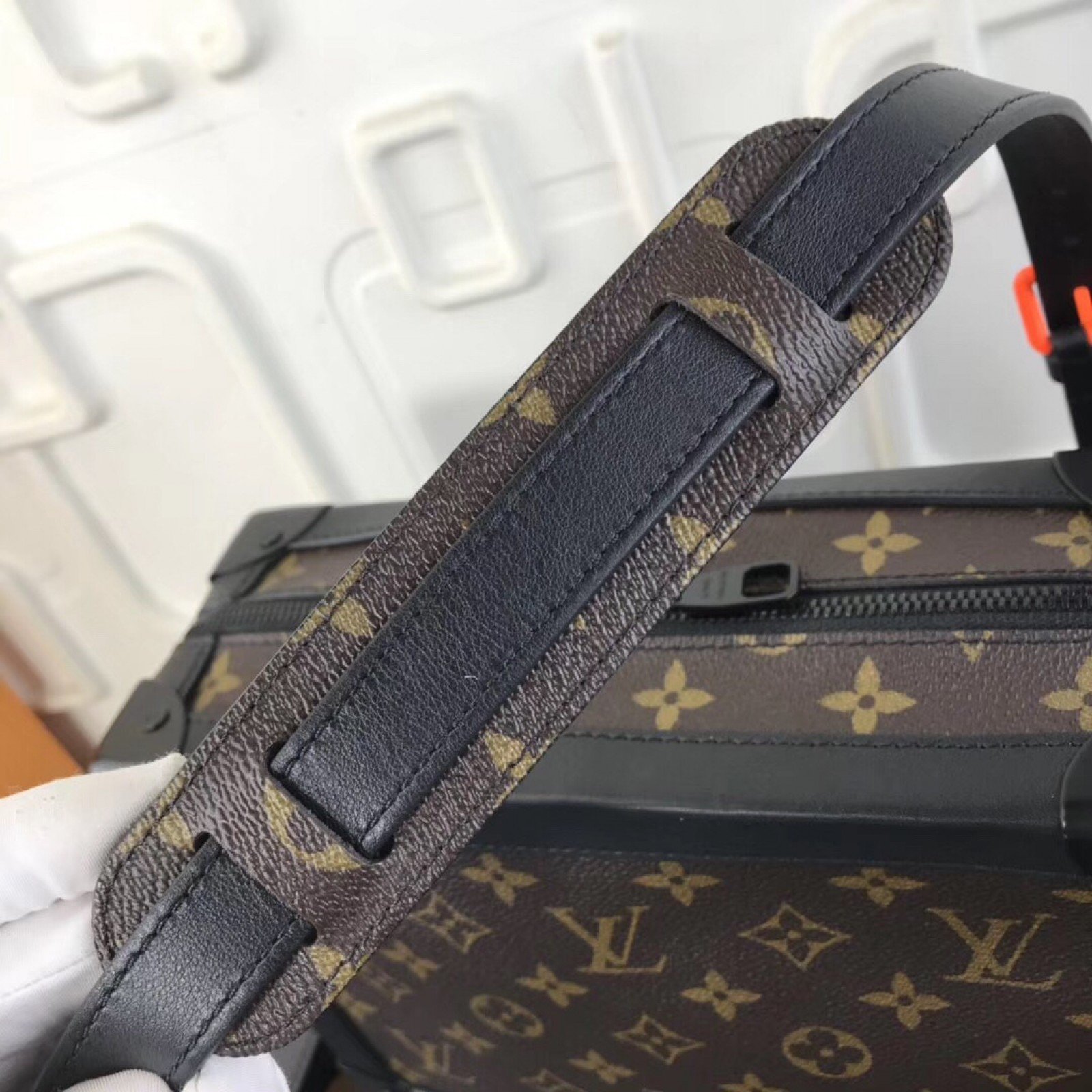 LV MATCHPOINT MESSENGER M44427