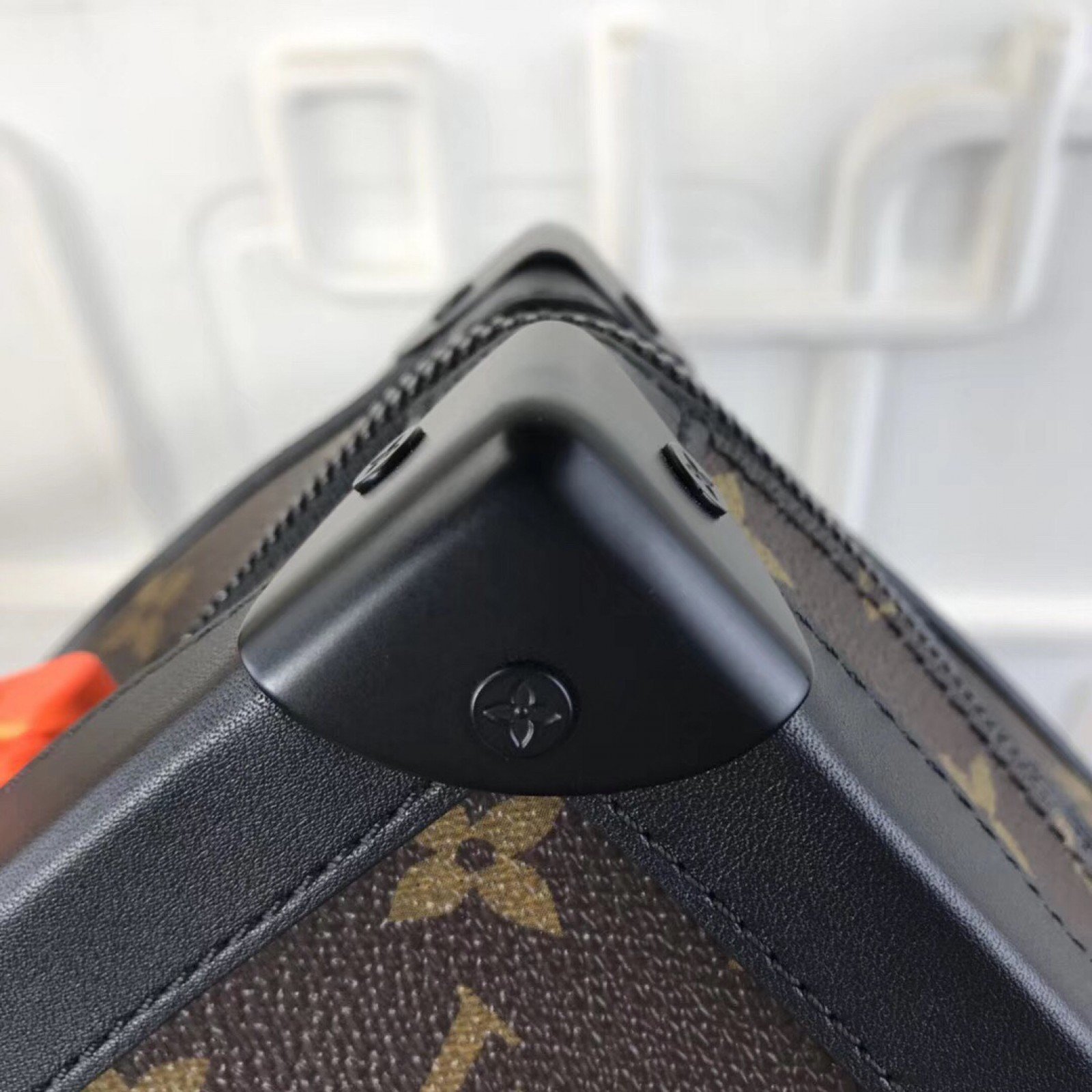 LV MATCHPOINT MESSENGER M44427