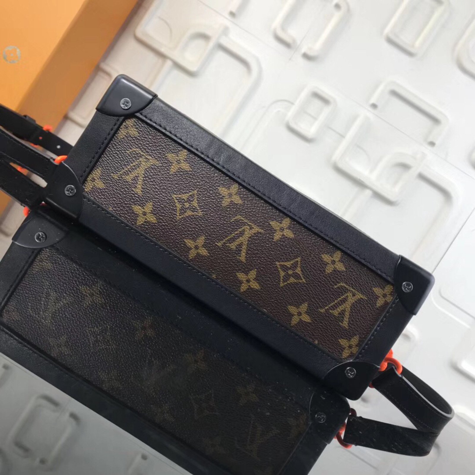 LV MATCHPOINT MESSENGER M44427