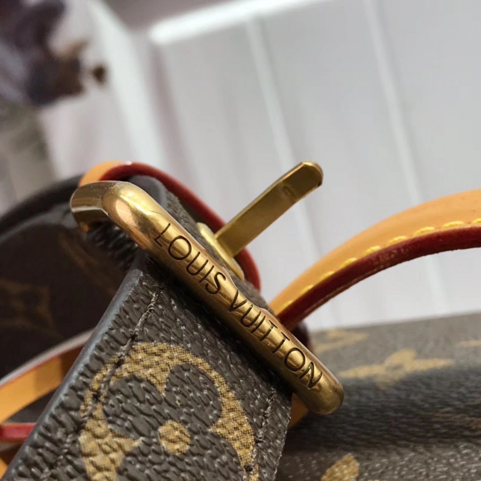 LV MESSENGER BAG M44937XP
