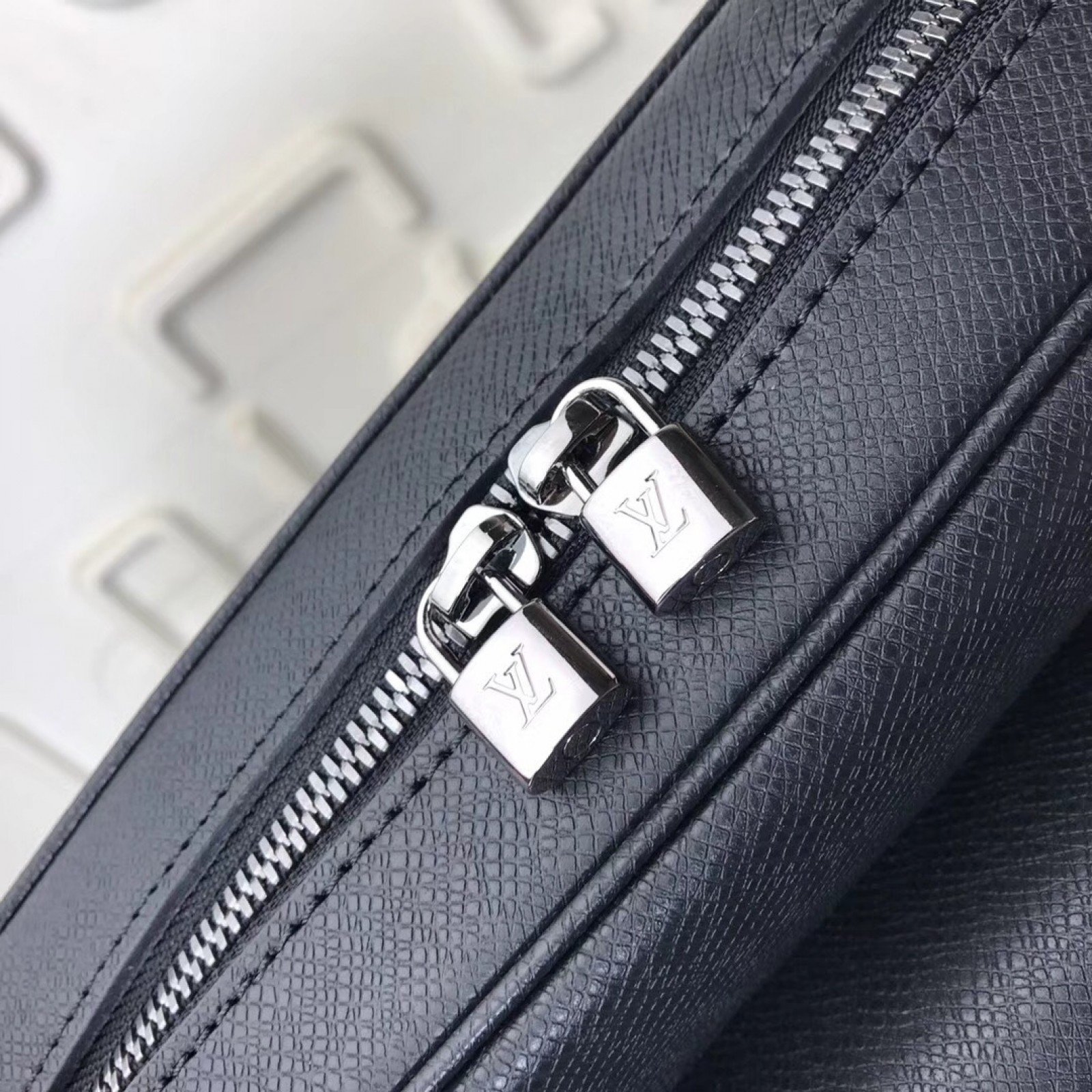 LV MESSENGER Bag M31003