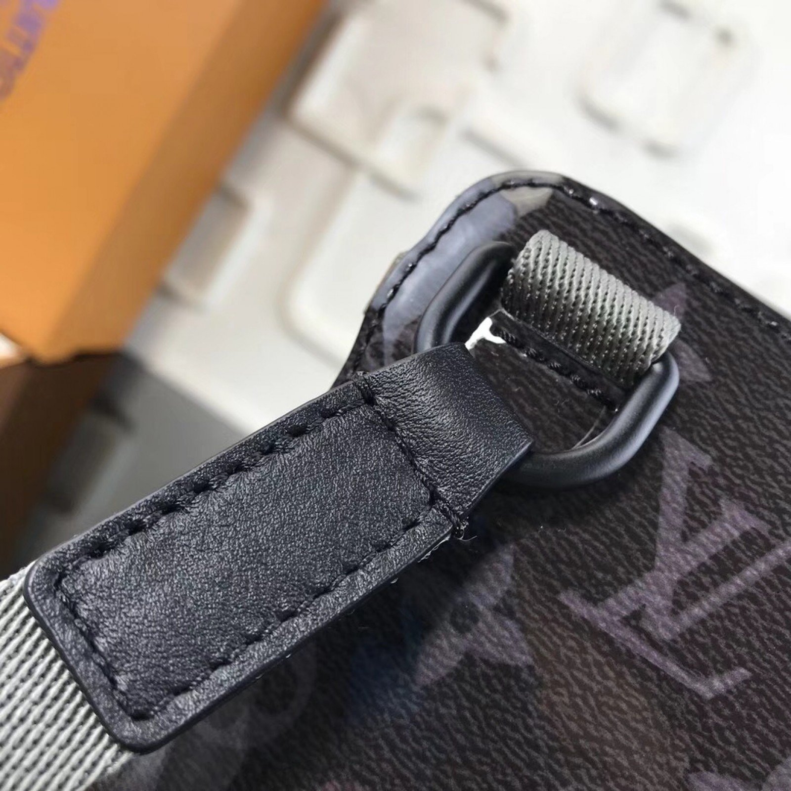 LV MESSENGER Bag M43895