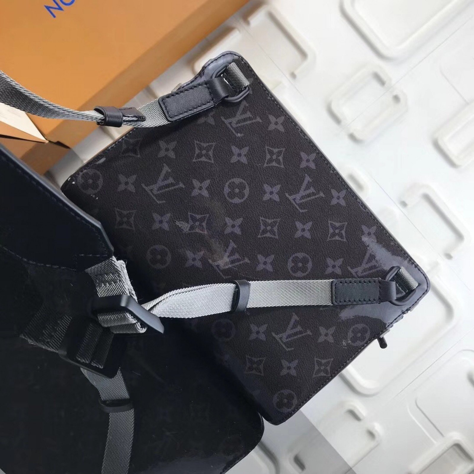 LV MESSENGER Bag M43895