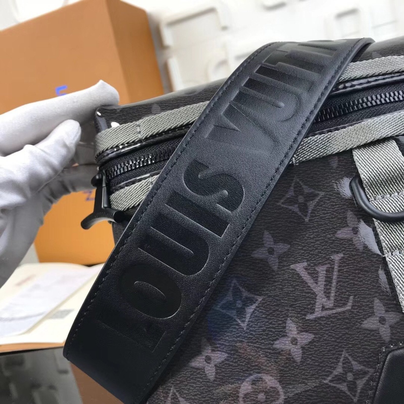 LV MESSENGER Bag M43895