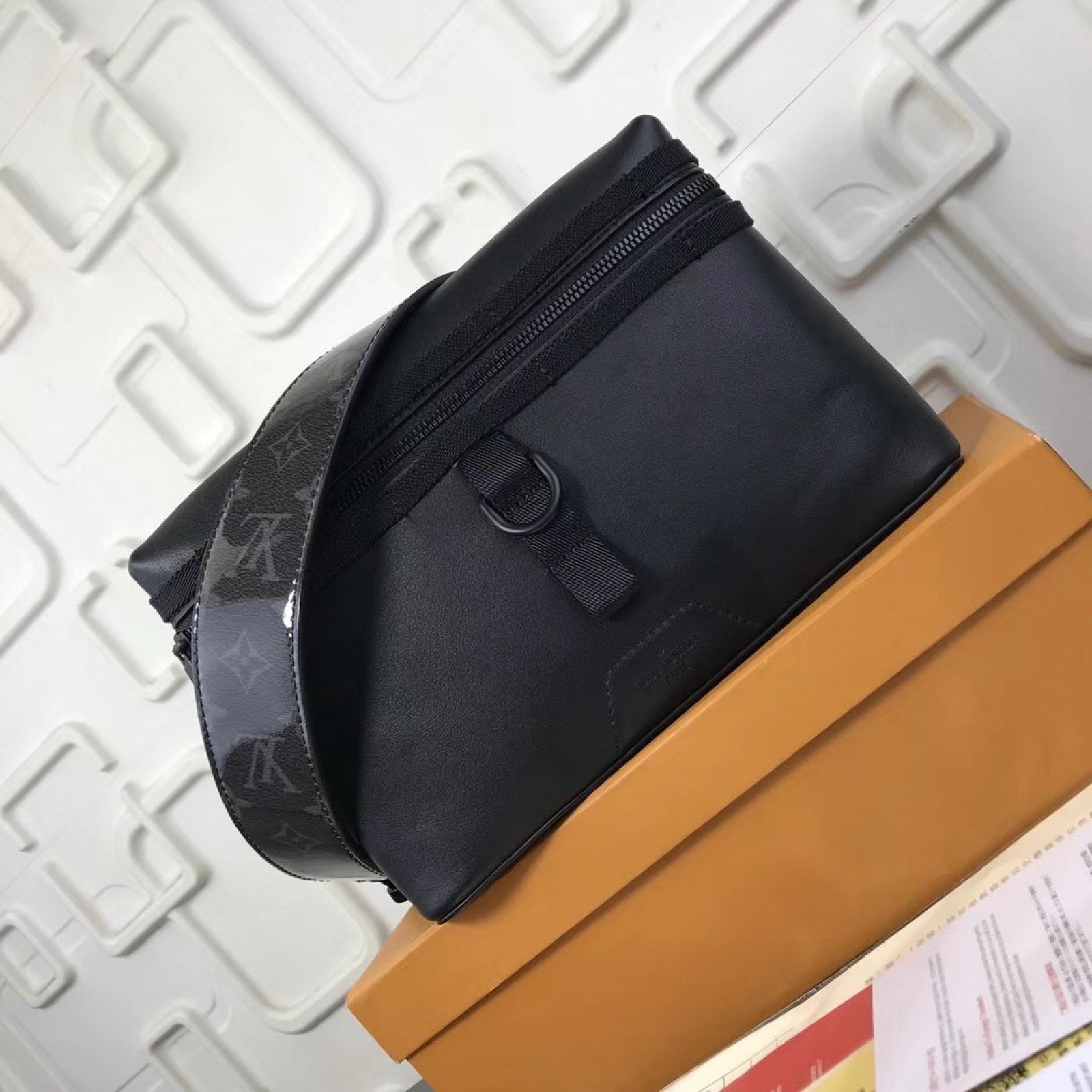 LV MESSENGER Bag M52176