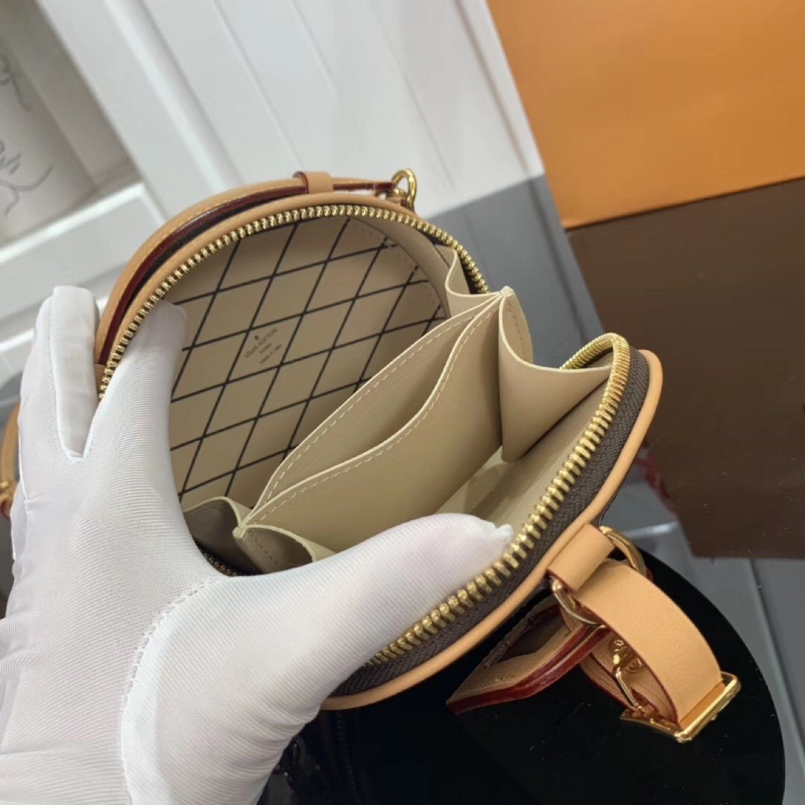 LV MINI BOITE CHAPEAU M68276